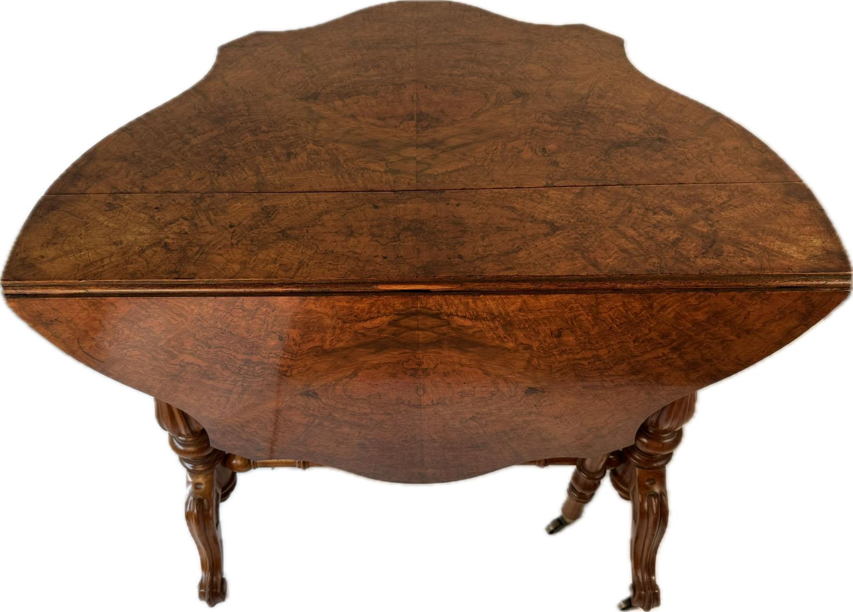 Noyer Table Sutherland victorienne en ronce de noyer en vente