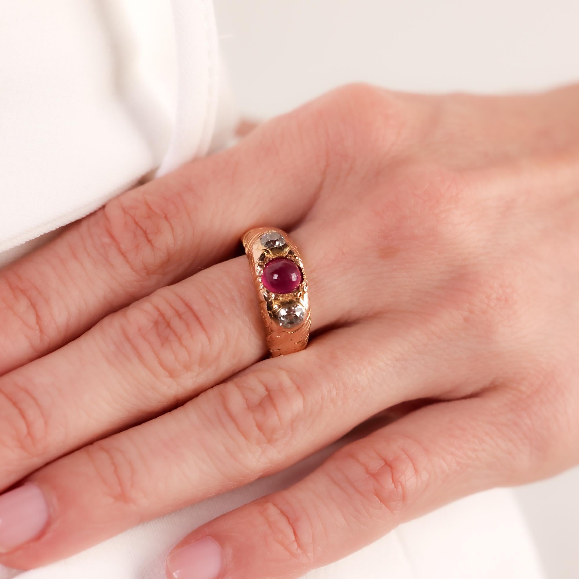 Cabochon Anello vittoriano Burma senza calore con rubino e diamante in oro rosa 18 carati con tre pietre in vendita