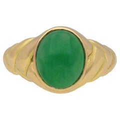 Anillo relicario victoriano de jade birmano, circa 1870.