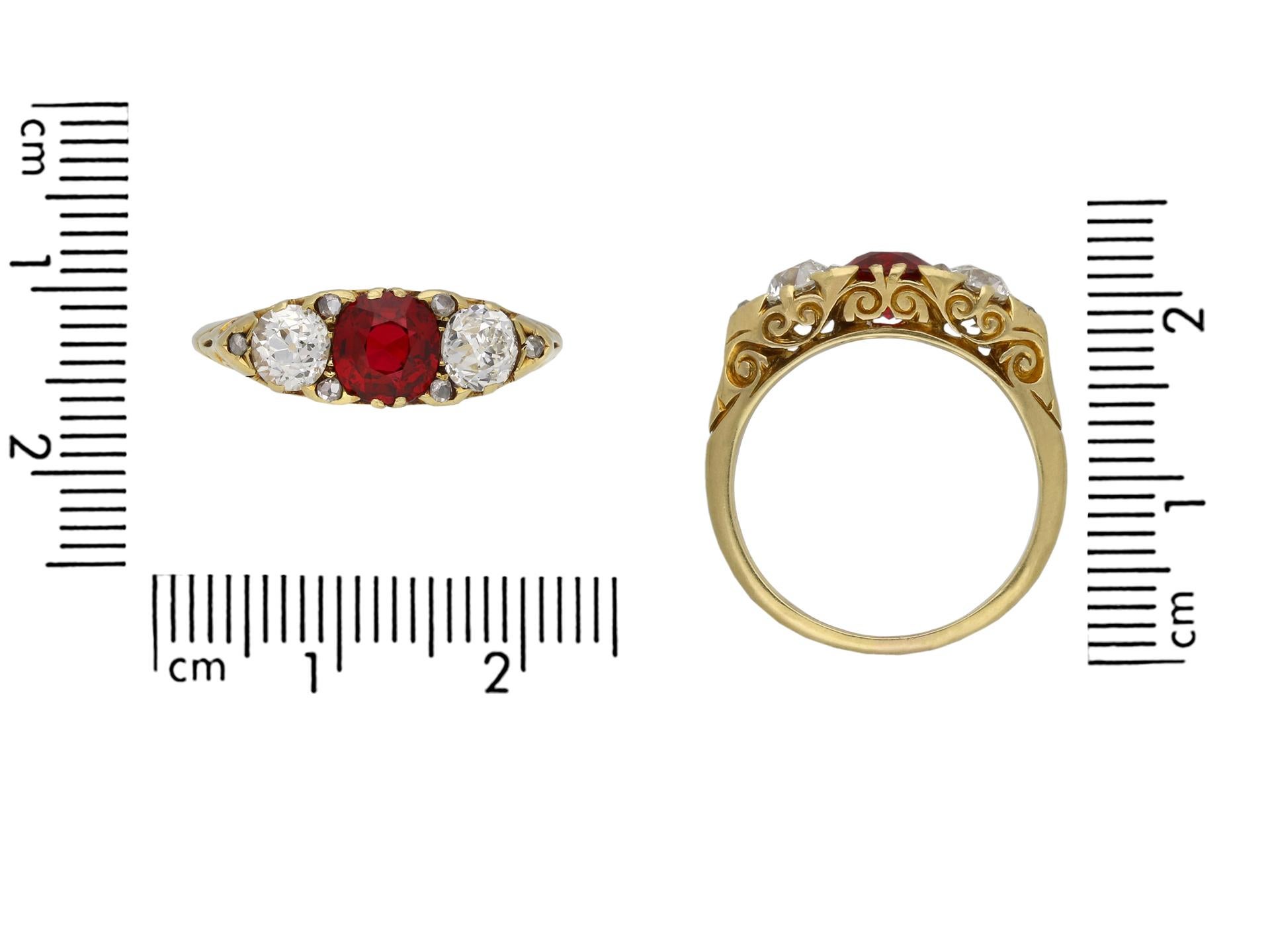 Taille vieille Europe Bague victorienne à trois pierres en spinelle rouge de Birmanie et diamant, vers 1900 en vente