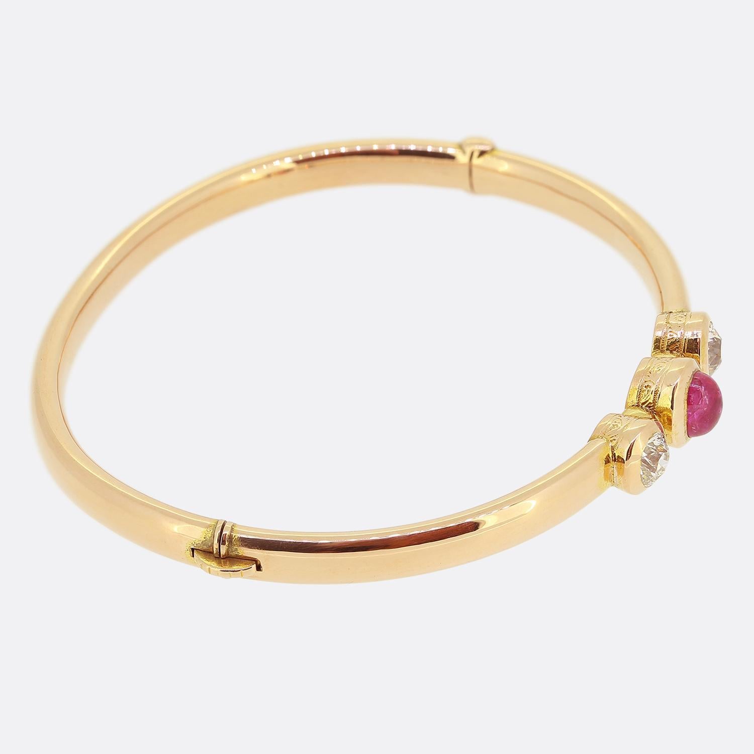 Brazalete victoriano de tres piedras de rubí birmano y diamantes Cabujón en venta