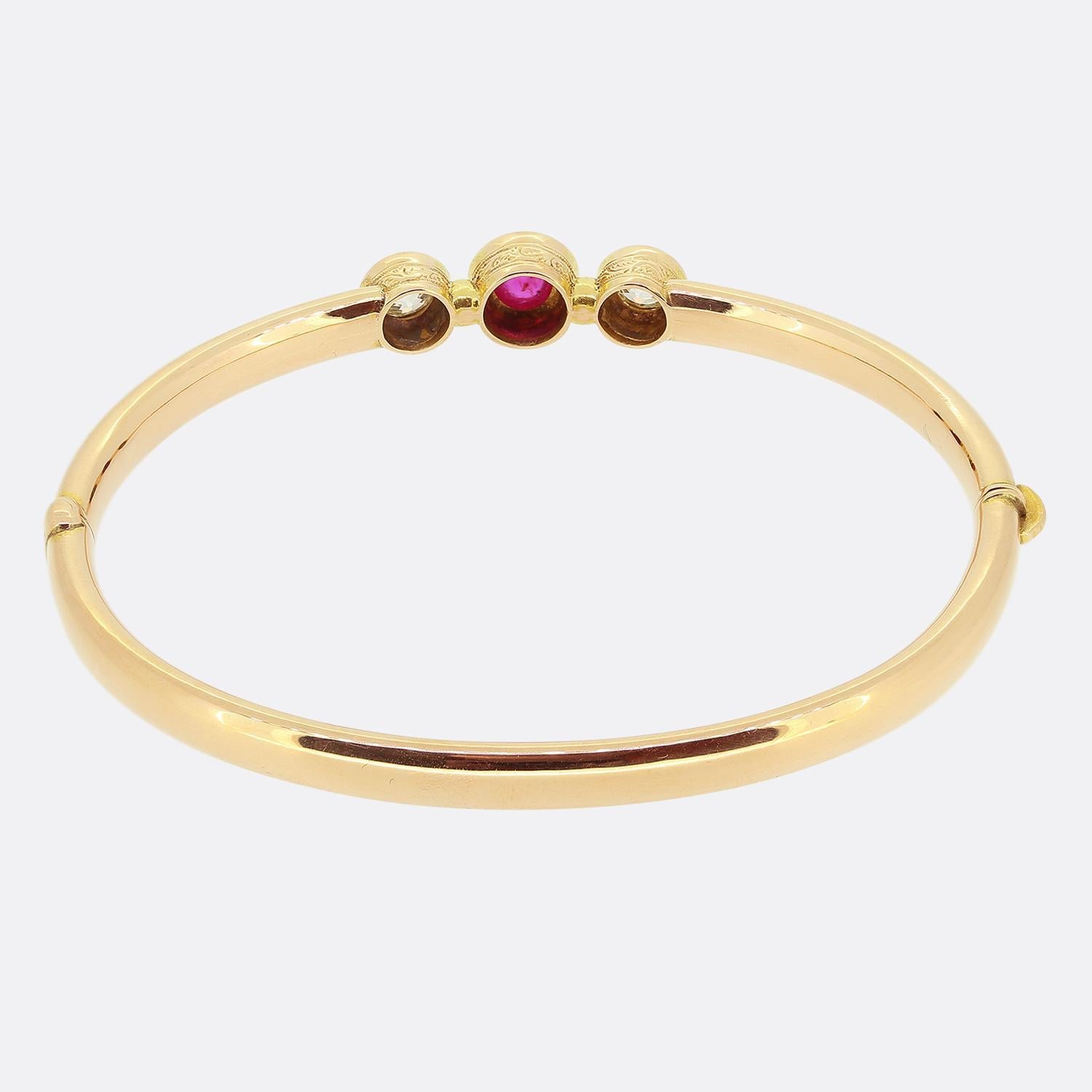 Femenino o masculino Brazalete victoriano de tres piedras de rubí birmano y diamantes en venta