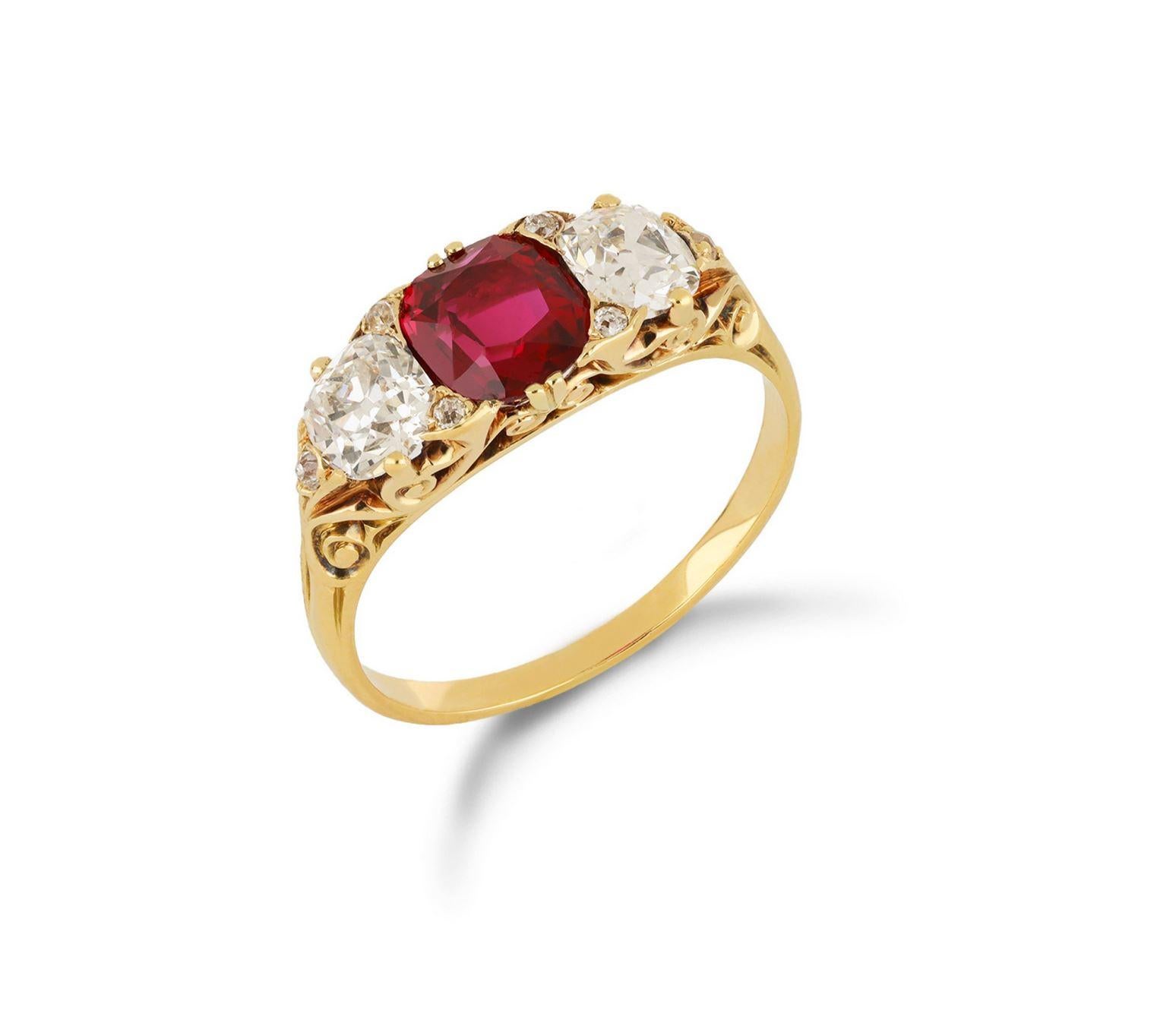 Anello vittoriano birmano con rubino e diamante a tre pietre. Al centro è incastonato un rubino birmano naturale non valorizzato a forma di cuscino in un'incastonatura a griffe aperta sul retro con un peso approssimativo di 1,15 carati, affiancato