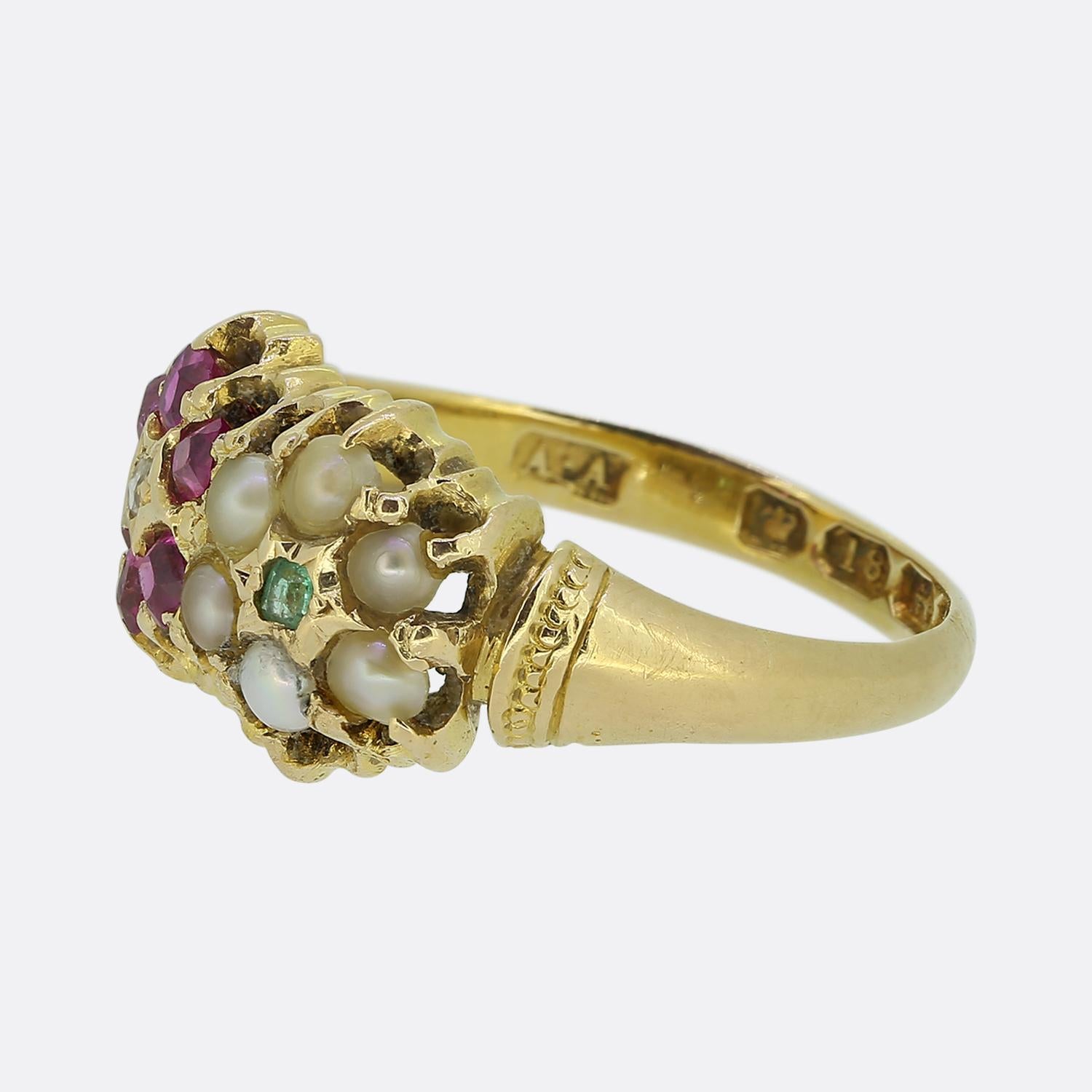 Aquí tenemos un precioso anillo de racimo de la época victoriana. Esta pieza antigua presenta una llamativa combinación de rubíes birmanos de color rojo rosado y perlas blancas clásicas de forma redonda; cada una de ellas se complementa con un