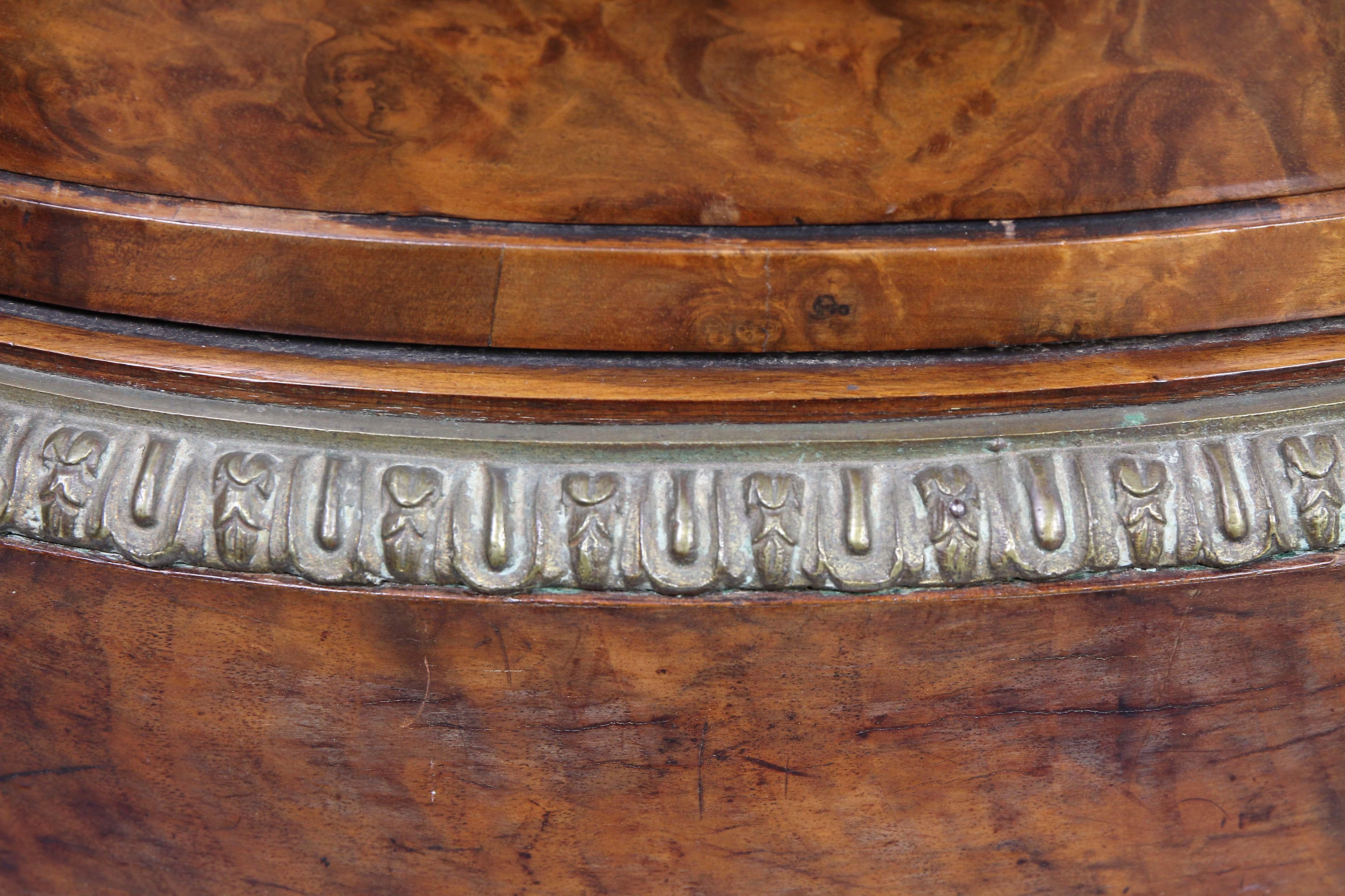 Victorian Burr Walnut and Bronze Mounted Kidney Shaped Desk by Gillow 5