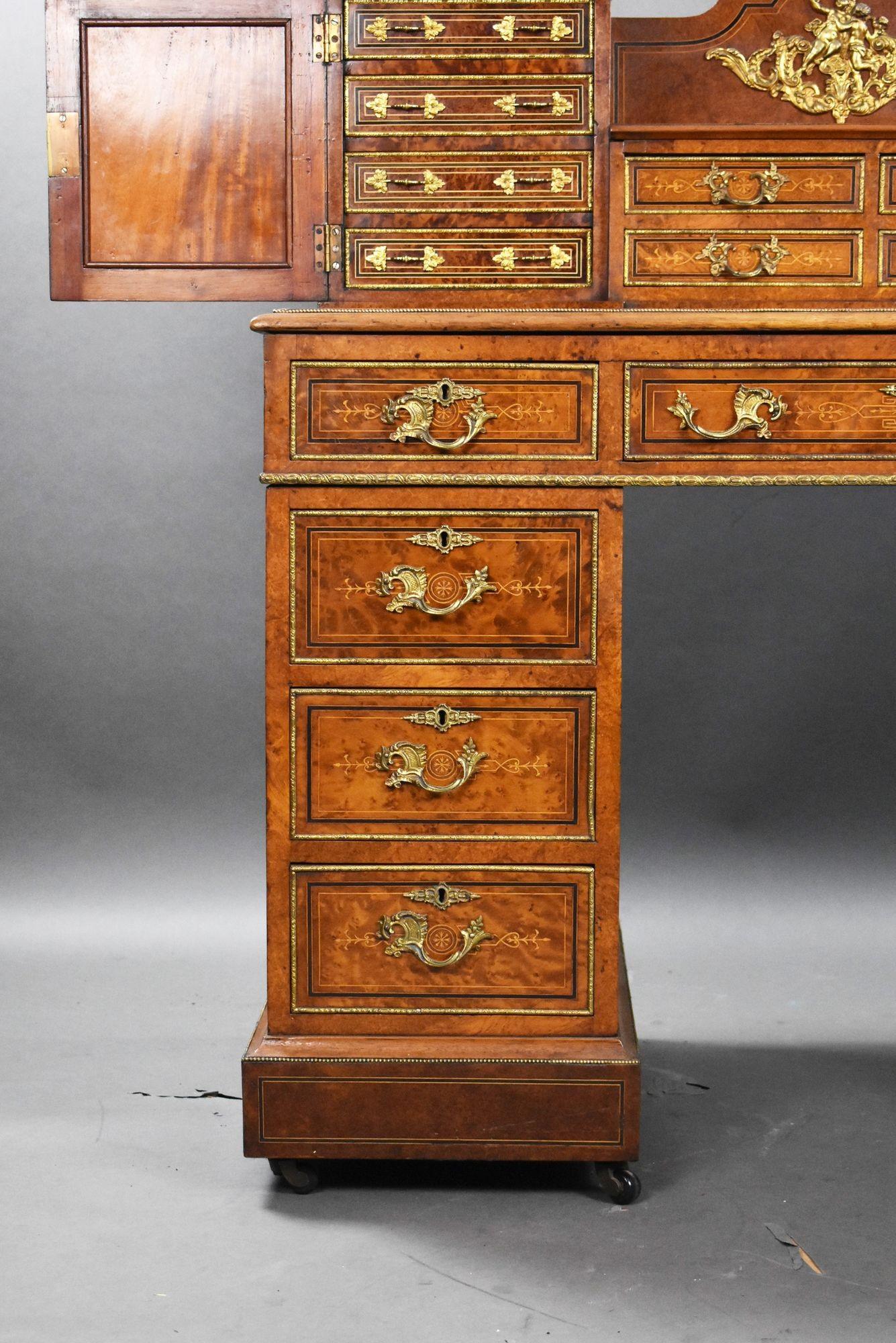 Bureau victorien à piédestal en ronce de noyer et bronze doré avec dessus de cabinet en vente 4