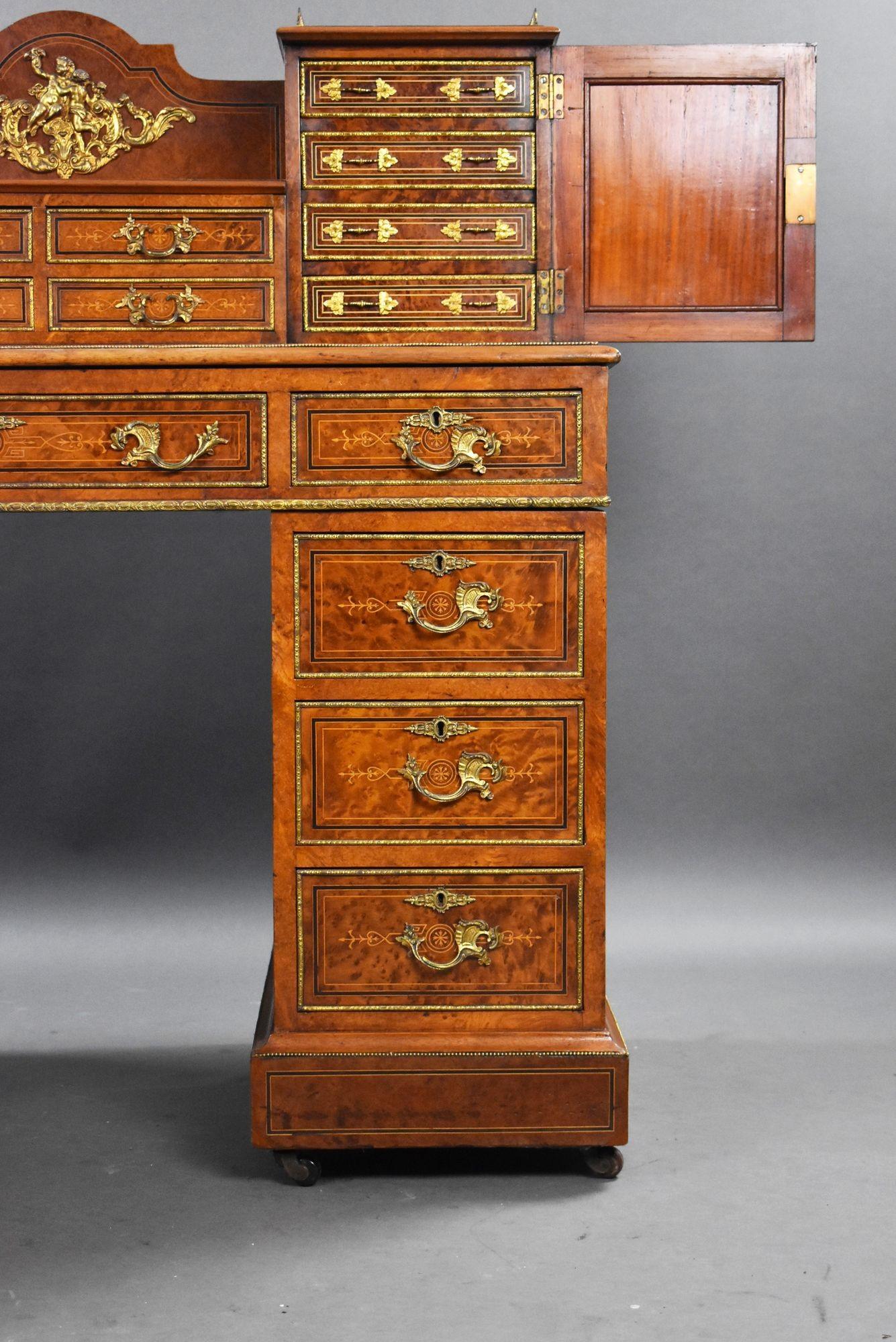 Bureau victorien à piédestal en ronce de noyer et bronze doré avec dessus de cabinet en vente 6