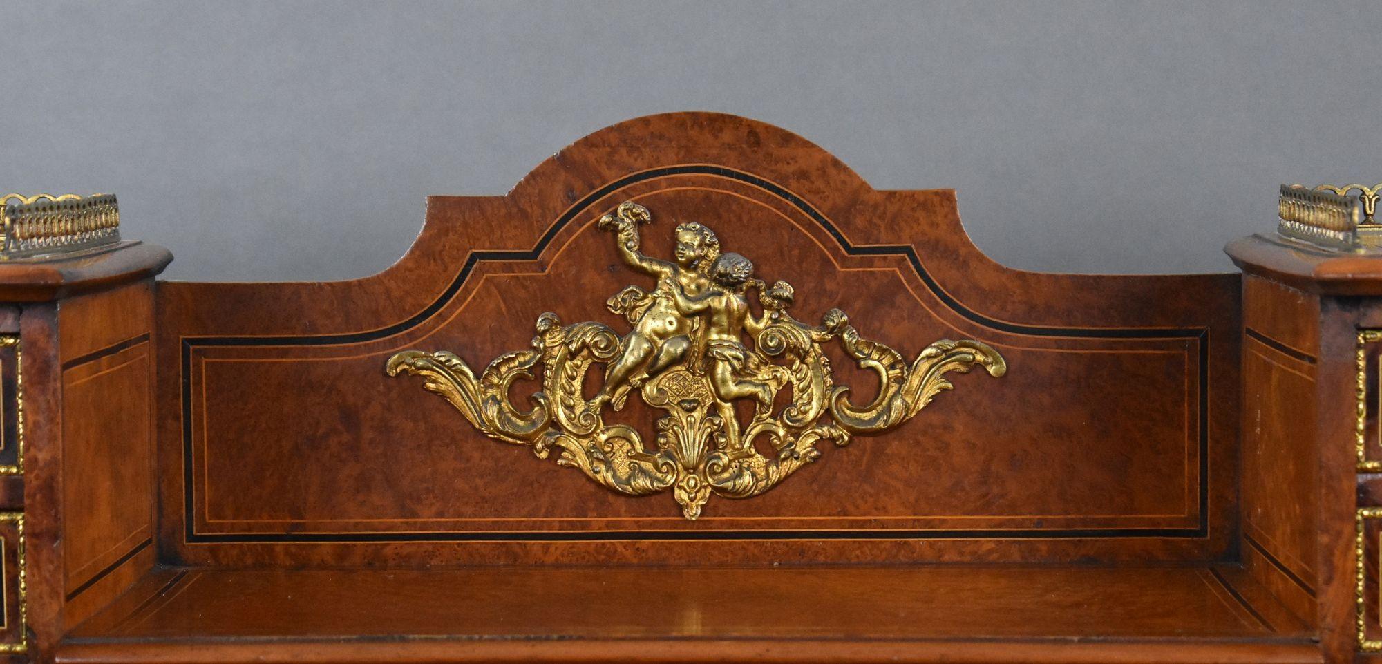 Bureau victorien à piédestal en ronce de noyer et bronze doré avec dessus de cabinet en vente 7