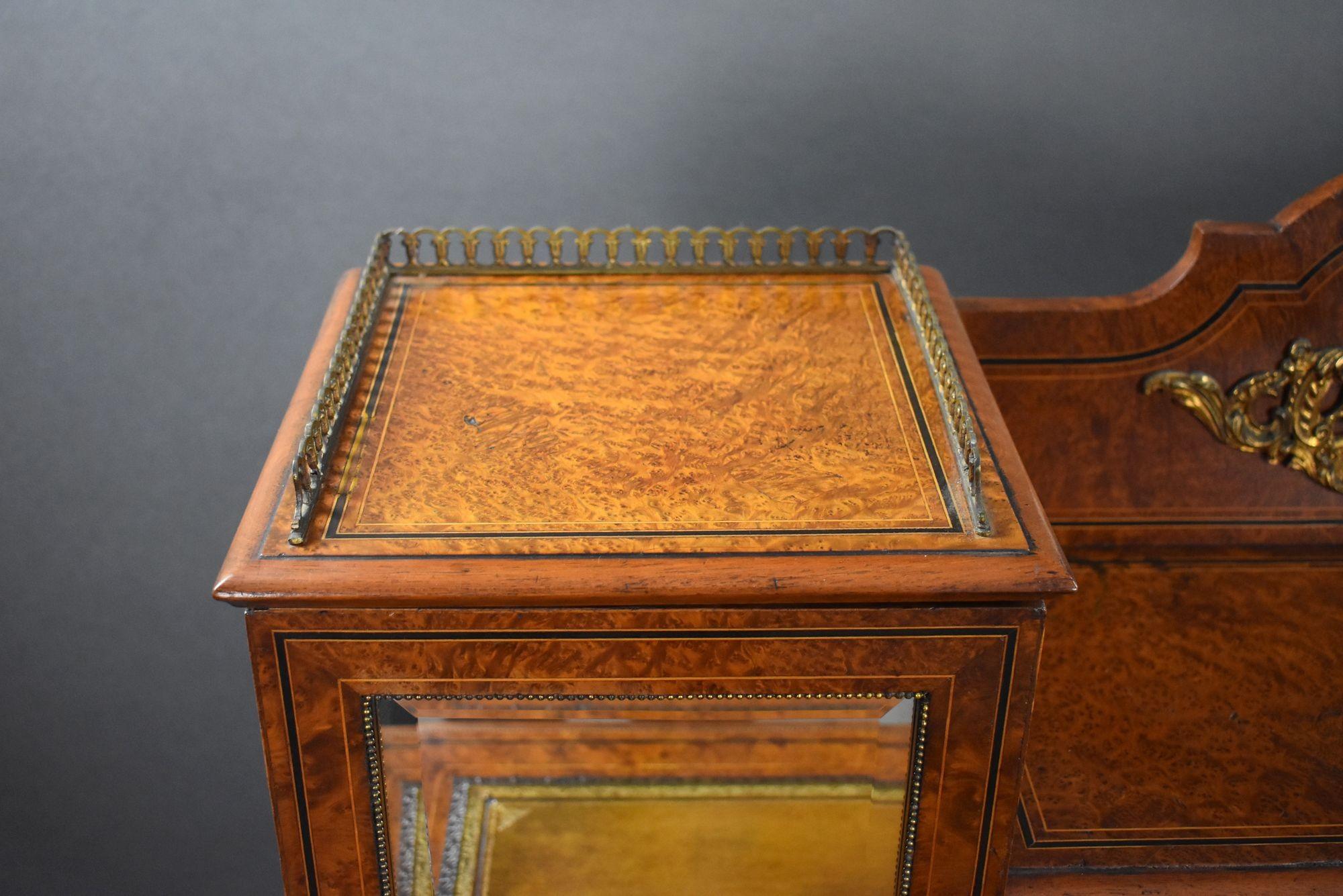 Bureau victorien à piédestal en ronce de noyer et bronze doré avec dessus de cabinet en vente 8