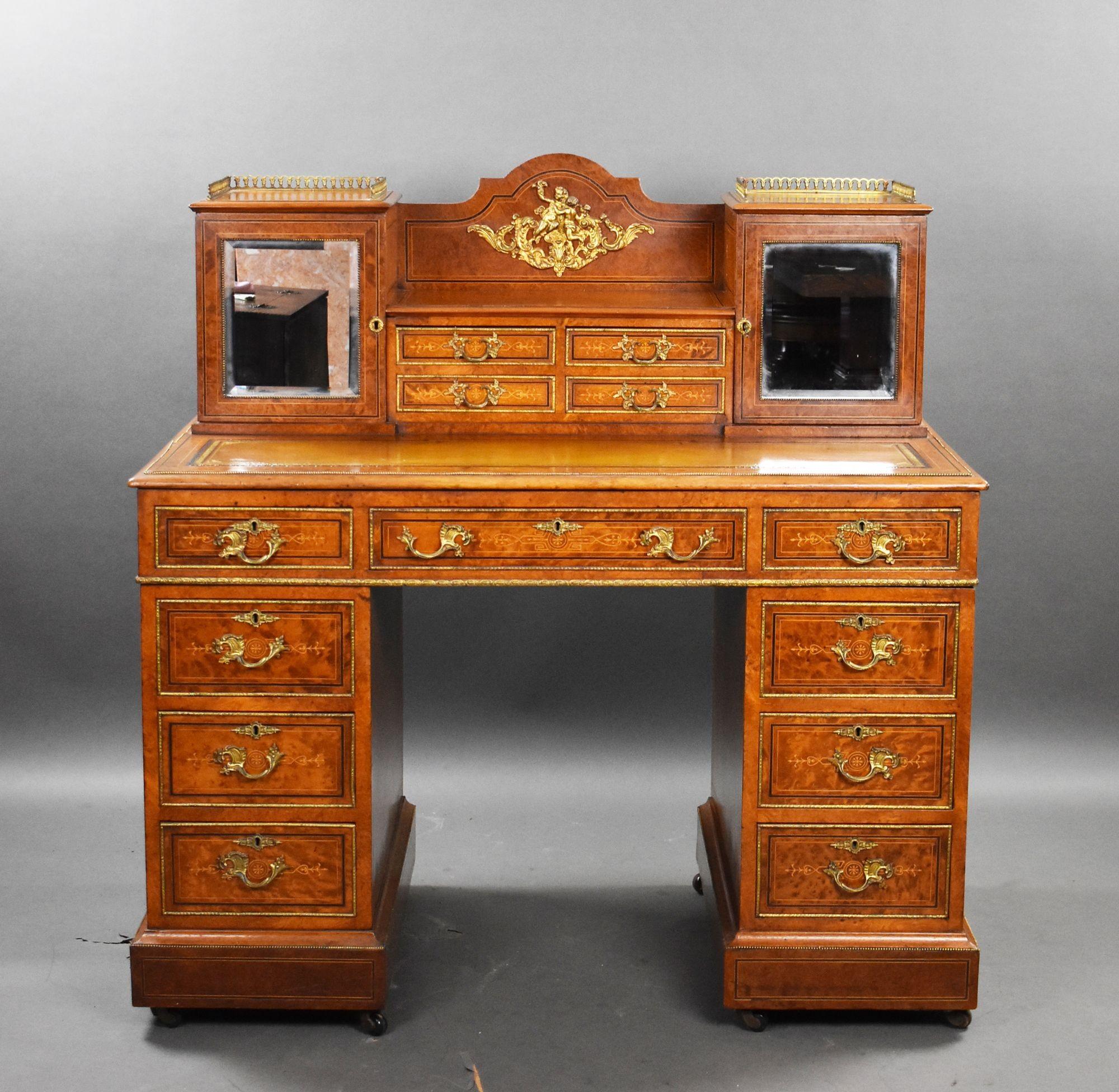 Exceptionnel bureau victorien à piédestal en ronce de noyer et bronze doré avec dessus de cabinet
Code de l'article : EL9/269
Circa 1870
Remarquable bureau victorien du XIXe siècle en ronce de noyer, d'une forme rare et d'une facture exceptionnelle,