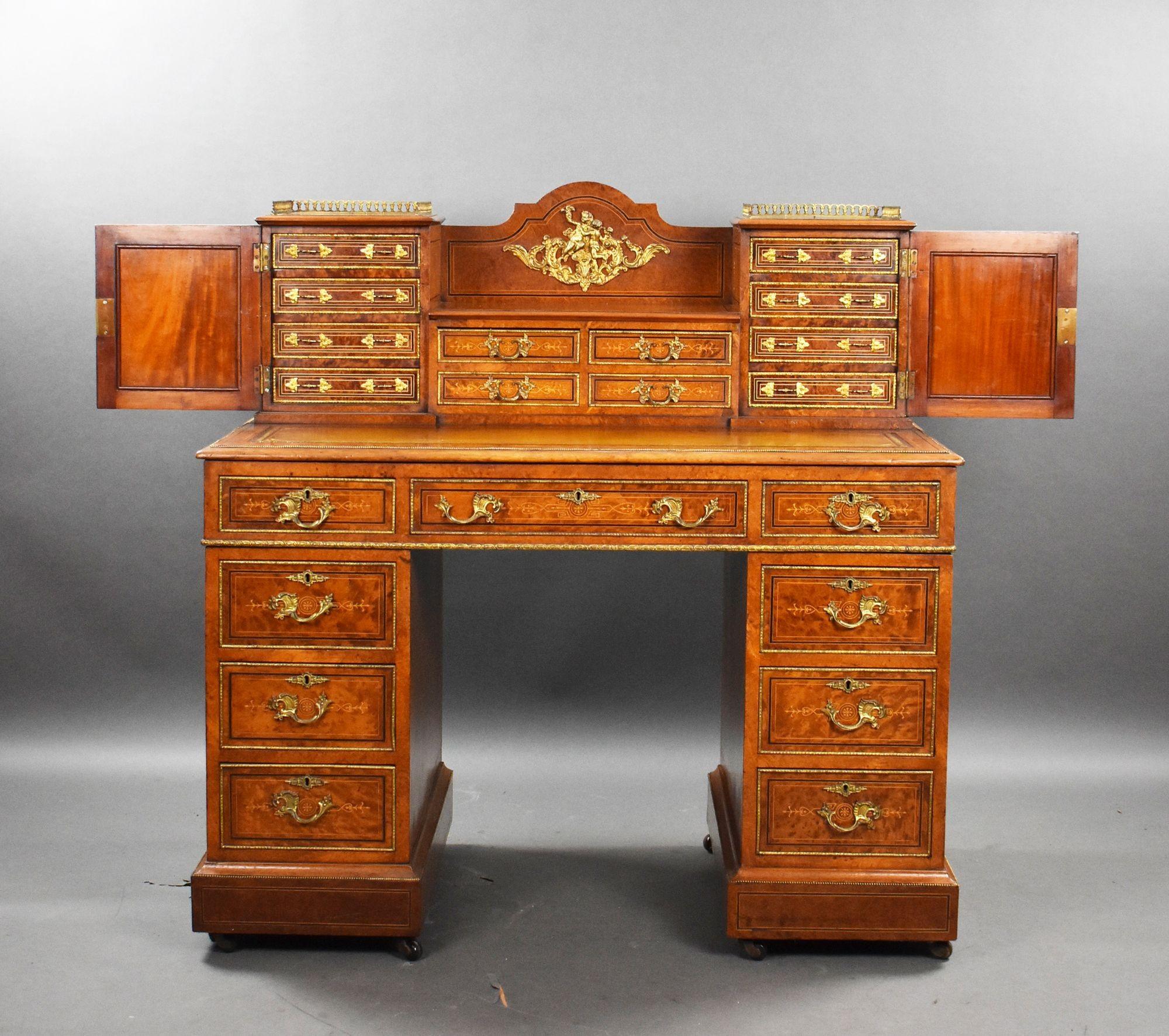 Anglais Bureau victorien à piédestal en ronce de noyer et bronze doré avec dessus de cabinet en vente