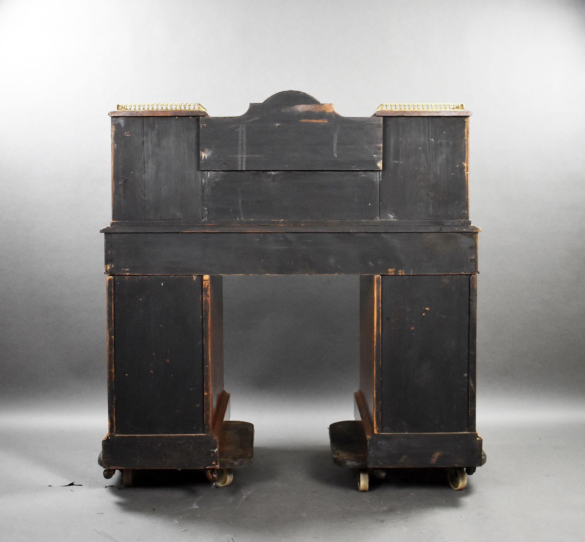 XIXe siècle Bureau victorien à piédestal en ronce de noyer et bronze doré avec dessus de cabinet en vente