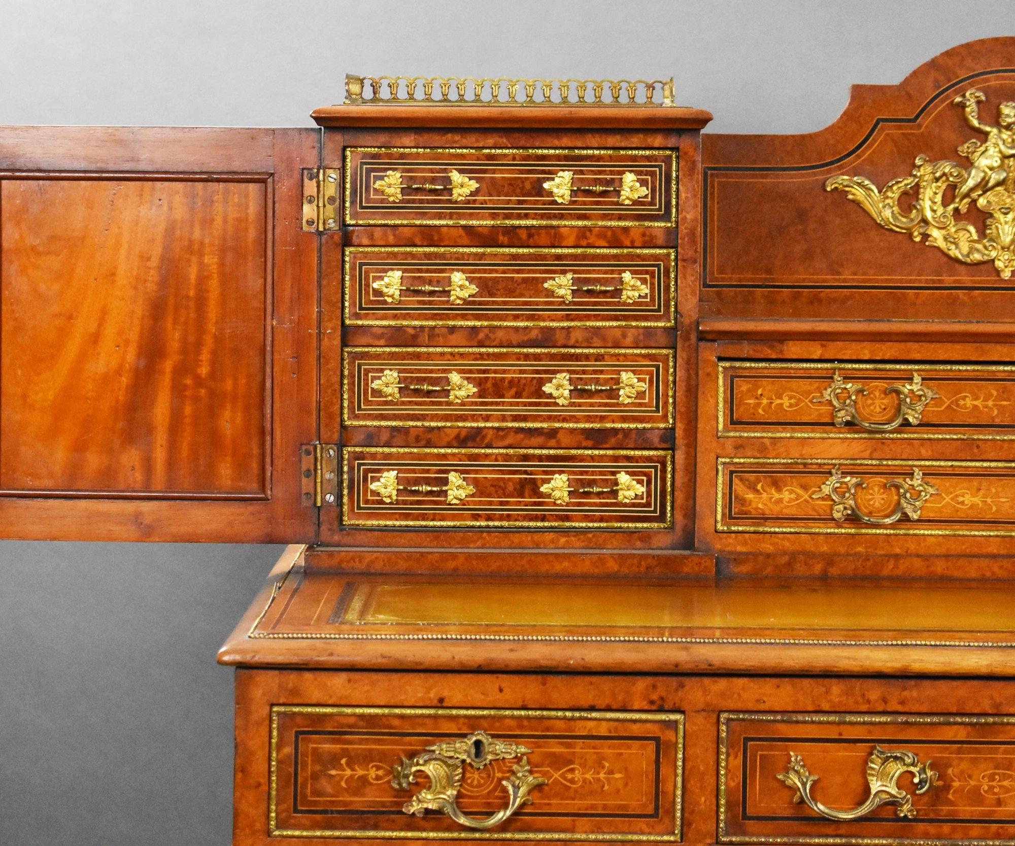 Bureau victorien à piédestal en ronce de noyer et bronze doré avec dessus de cabinet en vente 1