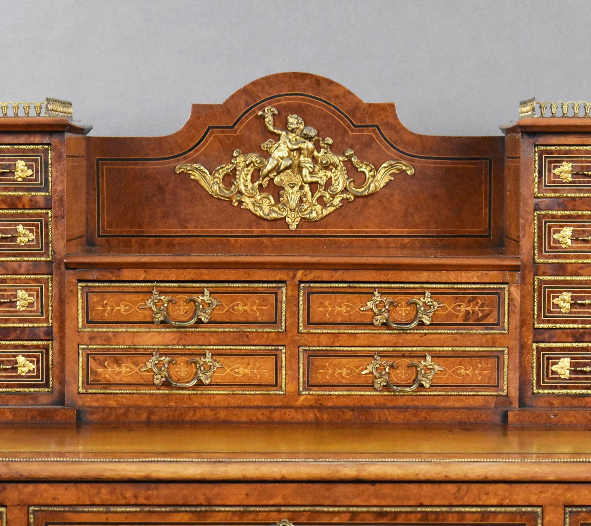 Bureau victorien à piédestal en ronce de noyer et bronze doré avec dessus de cabinet en vente 2