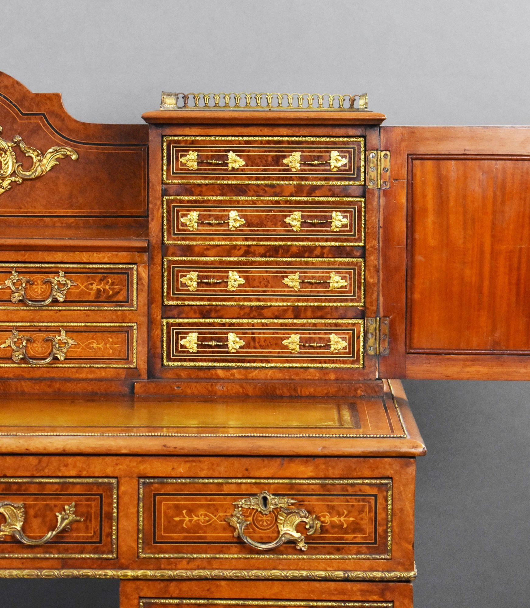 Bureau victorien à piédestal en ronce de noyer et bronze doré avec dessus de cabinet en vente 3