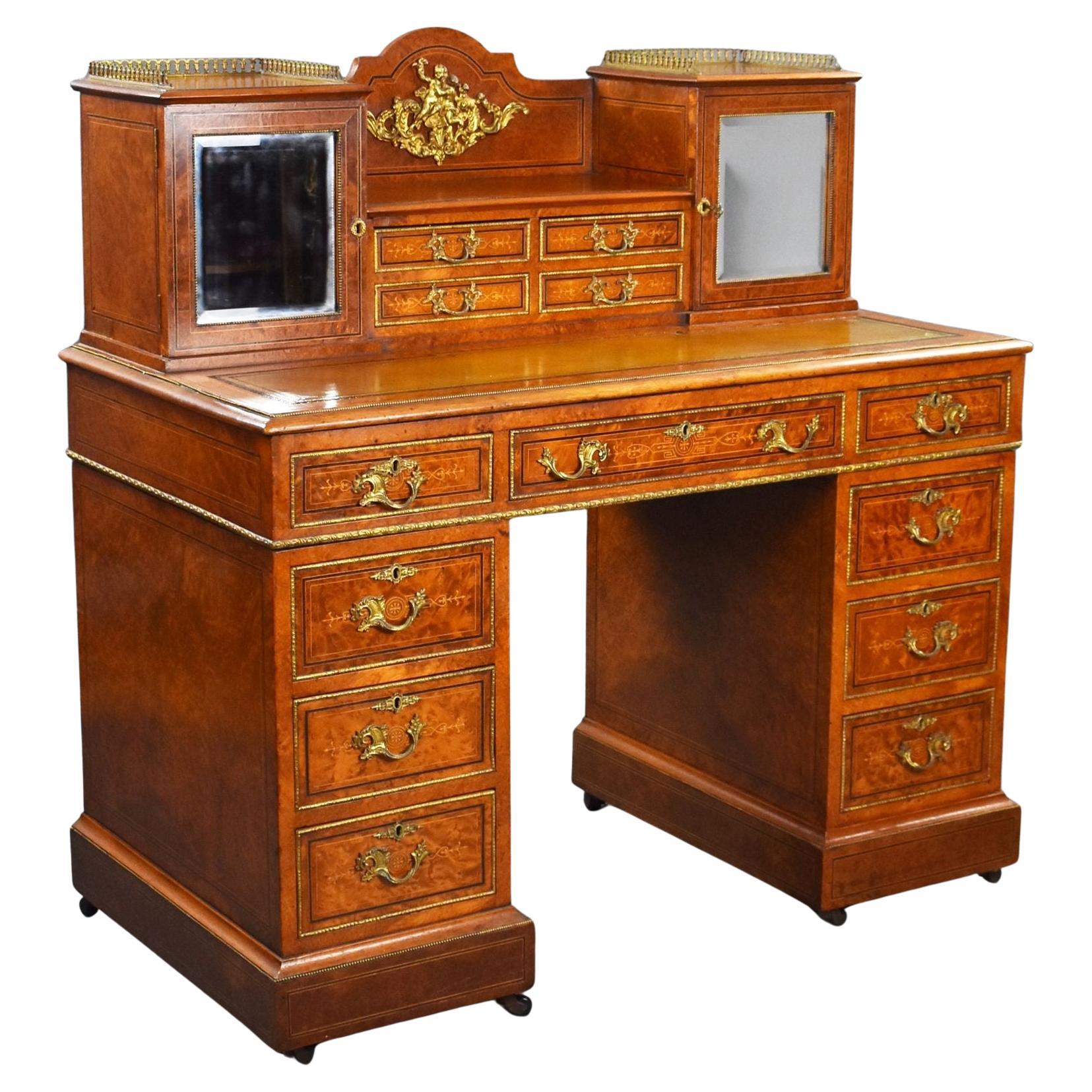 Bureau victorien à piédestal en ronce de noyer et bronze doré avec dessus de cabinet en vente