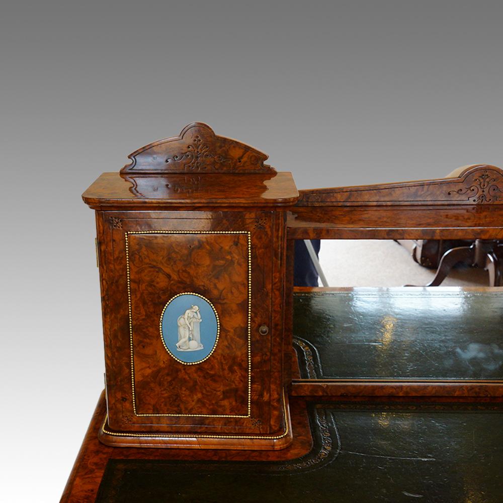 English fine Victorian Burr Walnut Bon Heur du jour, writing table. 19th century In Good Condition In Salisbury, Wiltshire