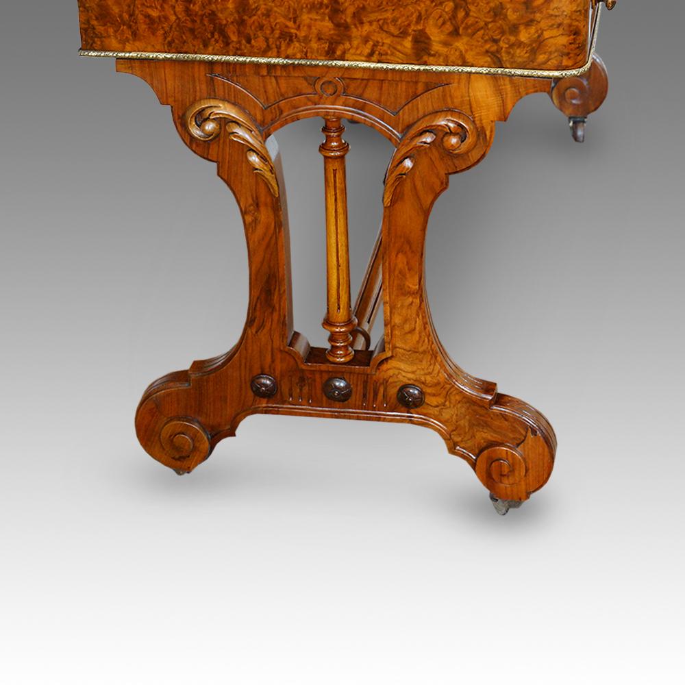 English fine Victorian Burr Walnut Bon Heur du jour, writing table. 19th century 2