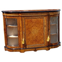 Credenza vittoriana in radica di noce con fronte ad arco