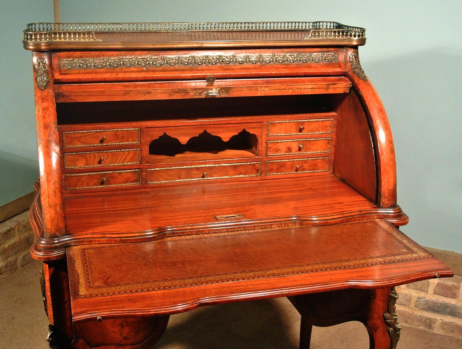 Viktorianisches Bureau de Dame oder Schreibtisch aus Wurzelnussholz, um 1890 (19. Jahrhundert)