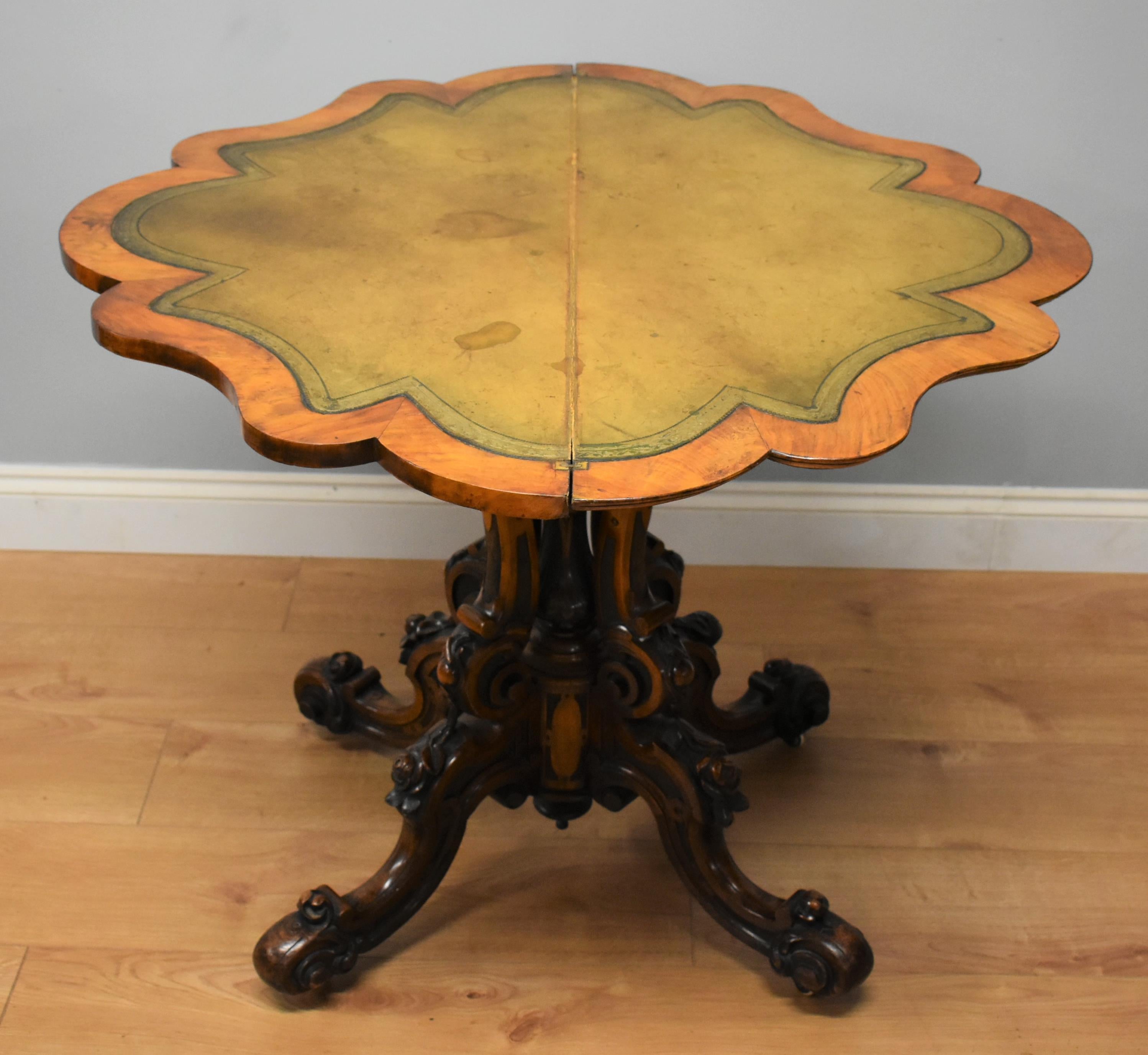 Table à cartes victorienne en ronce de noyer Bon état - En vente à Chelmsford, Essex