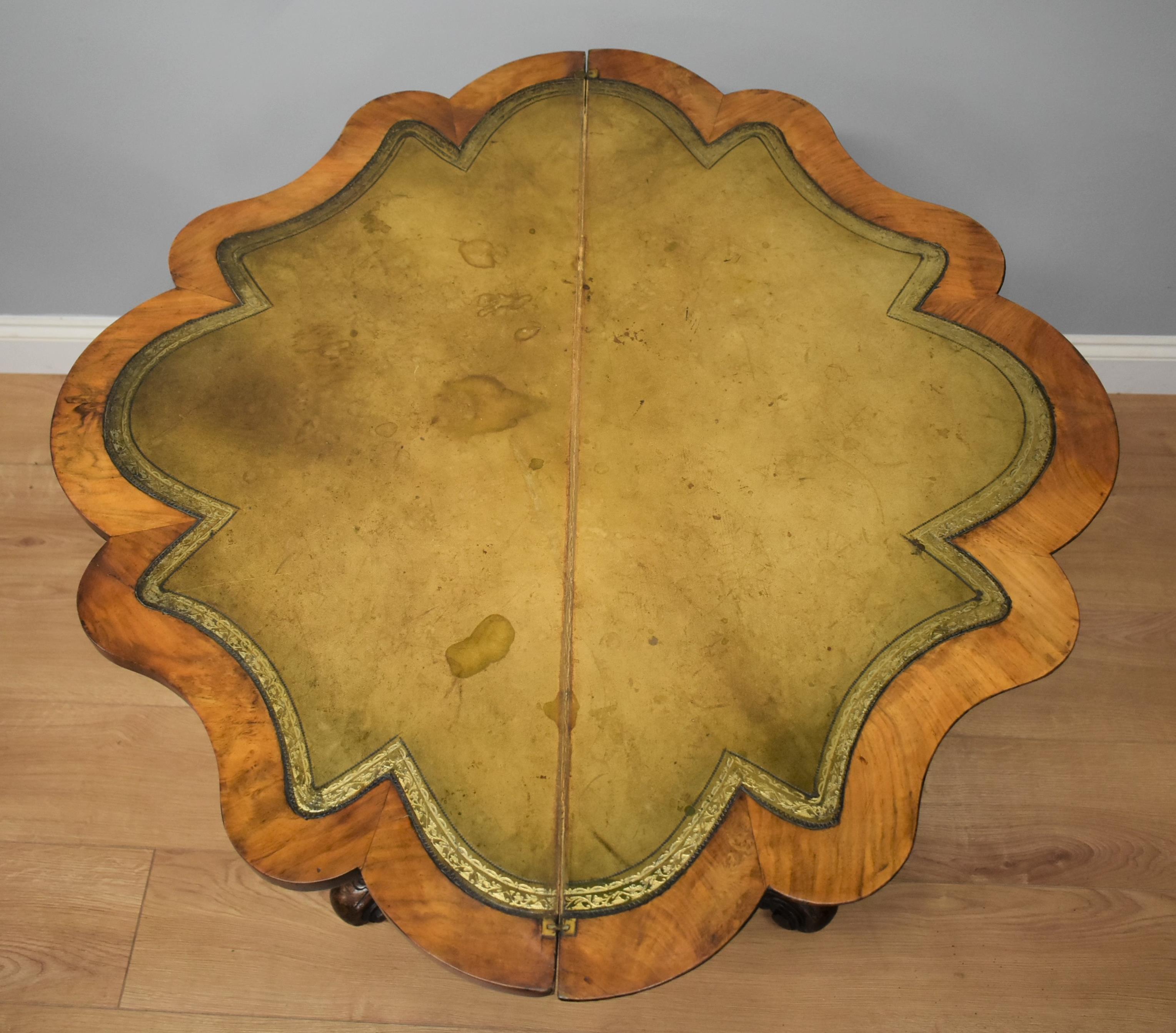 Milieu du XIXe siècle Table à cartes victorienne en ronce de noyer en vente