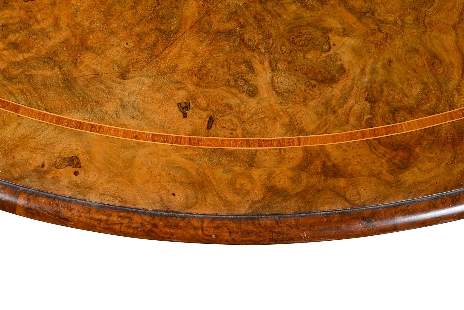 Début de l'époque victorienne Table centrale victorienne en ronce de noyer, d'après Holland & Sons. en vente