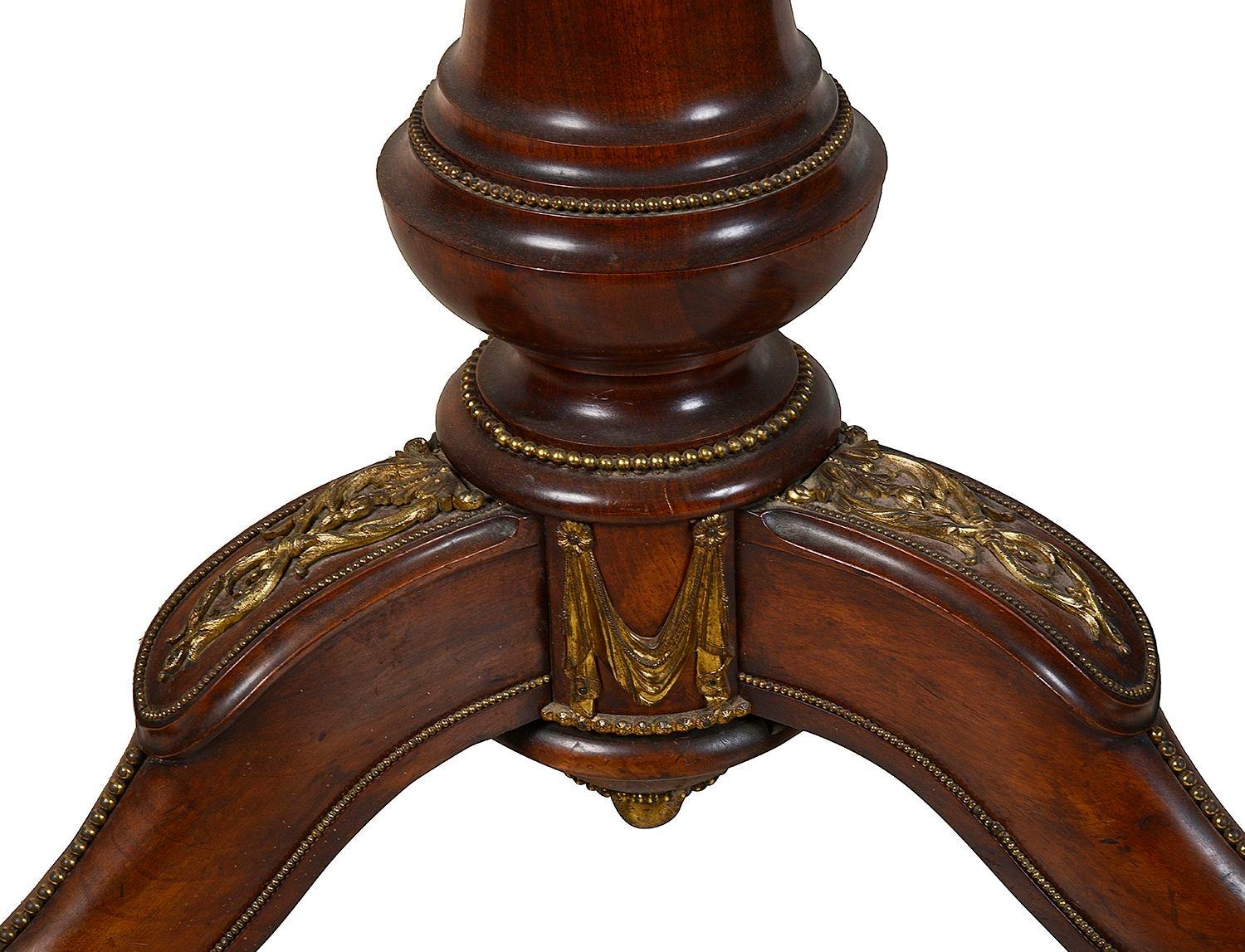 XIXe siècle Table centrale victorienne en ronce de noyer, d'après Holland & Sons. en vente