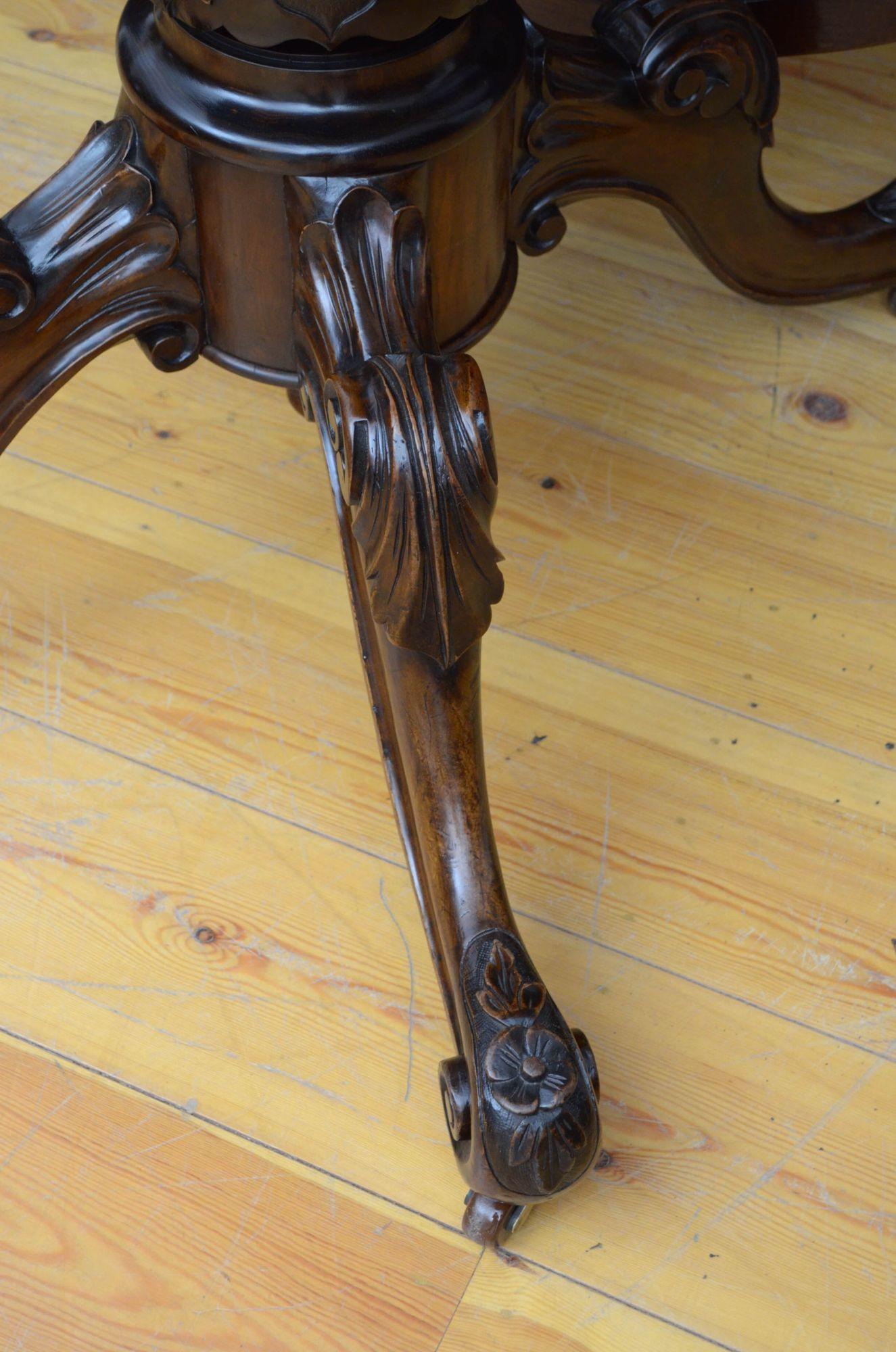 Victorian Burr Walnut Centre Table / Dining Table For Sale 7