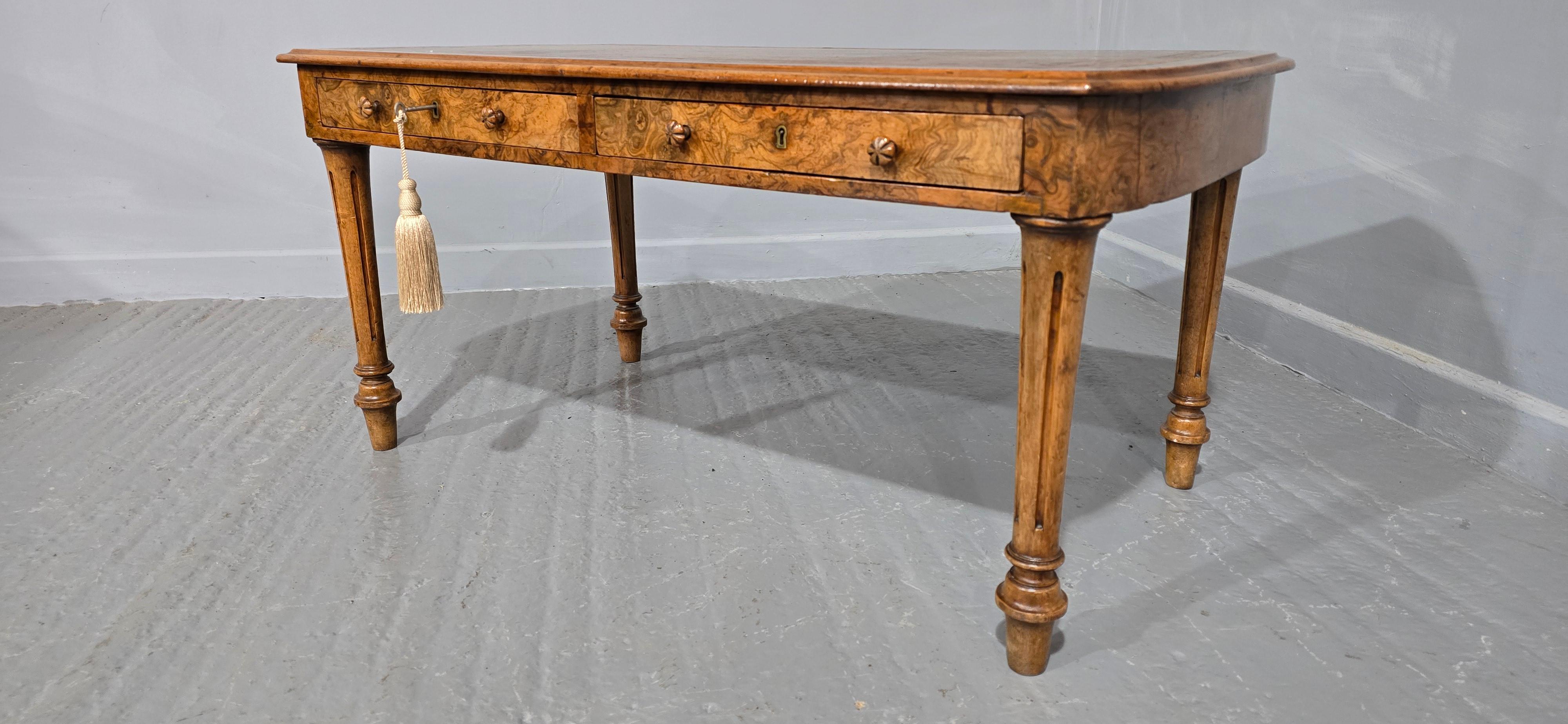 Victorian Burr Walnut Coffee Table Victoriano en venta