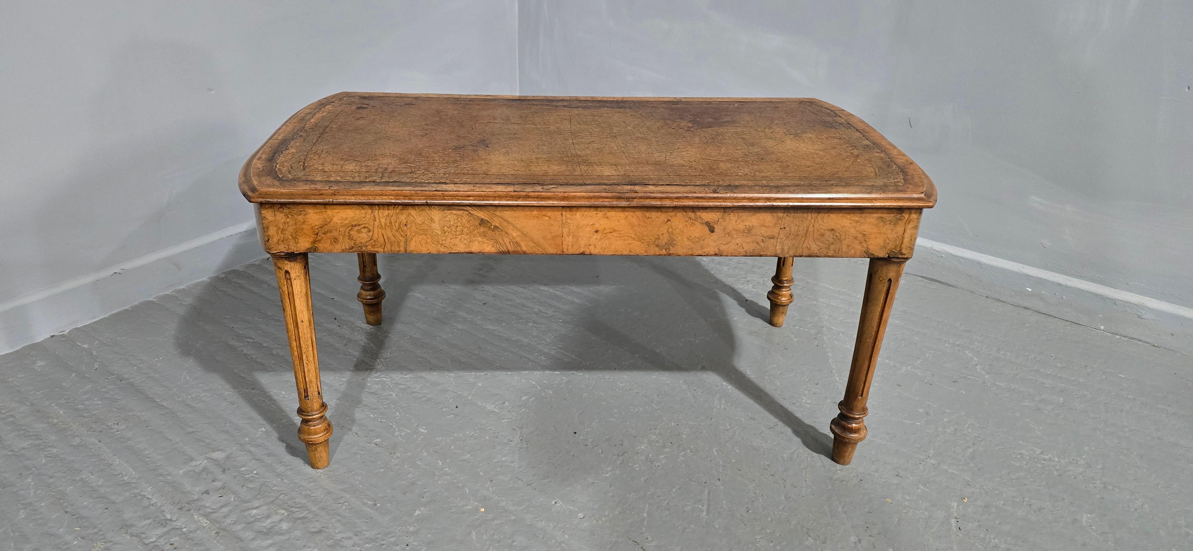 Victorian Burr Walnut Coffee Table Chapado en venta