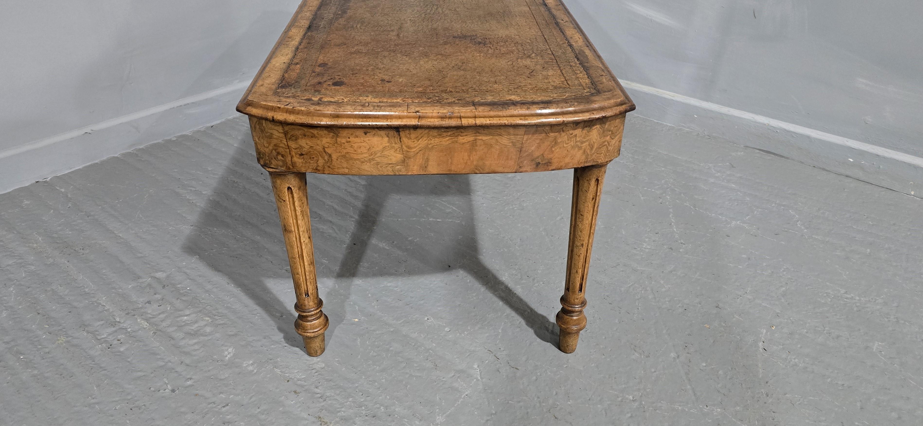 Victorian Burr Walnut Coffee Table Madera de burl en venta