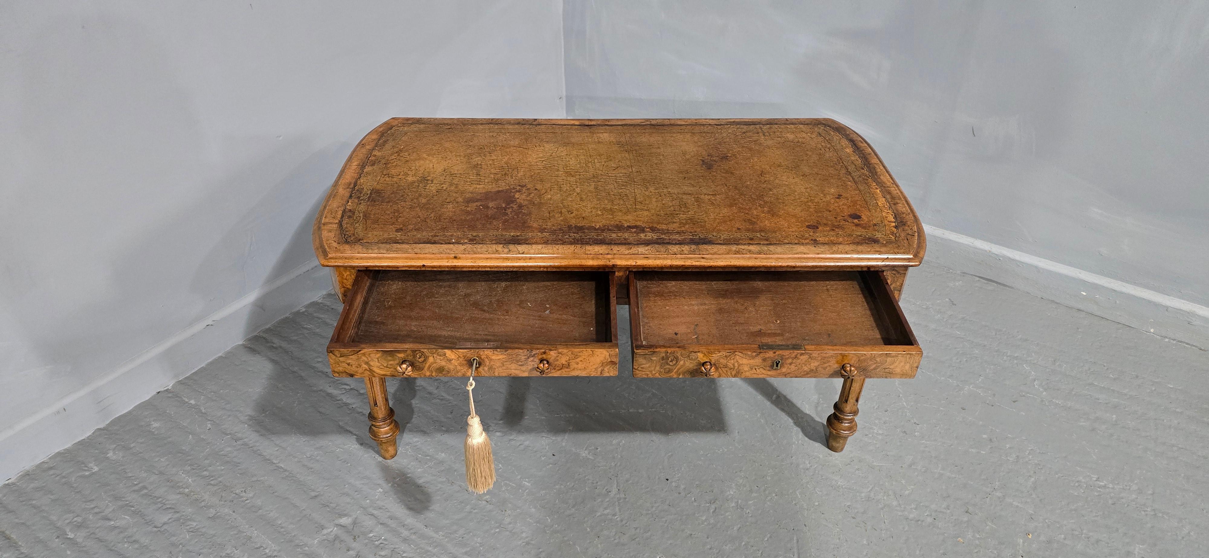 Victorian Burr Walnut Coffee Table en venta 1