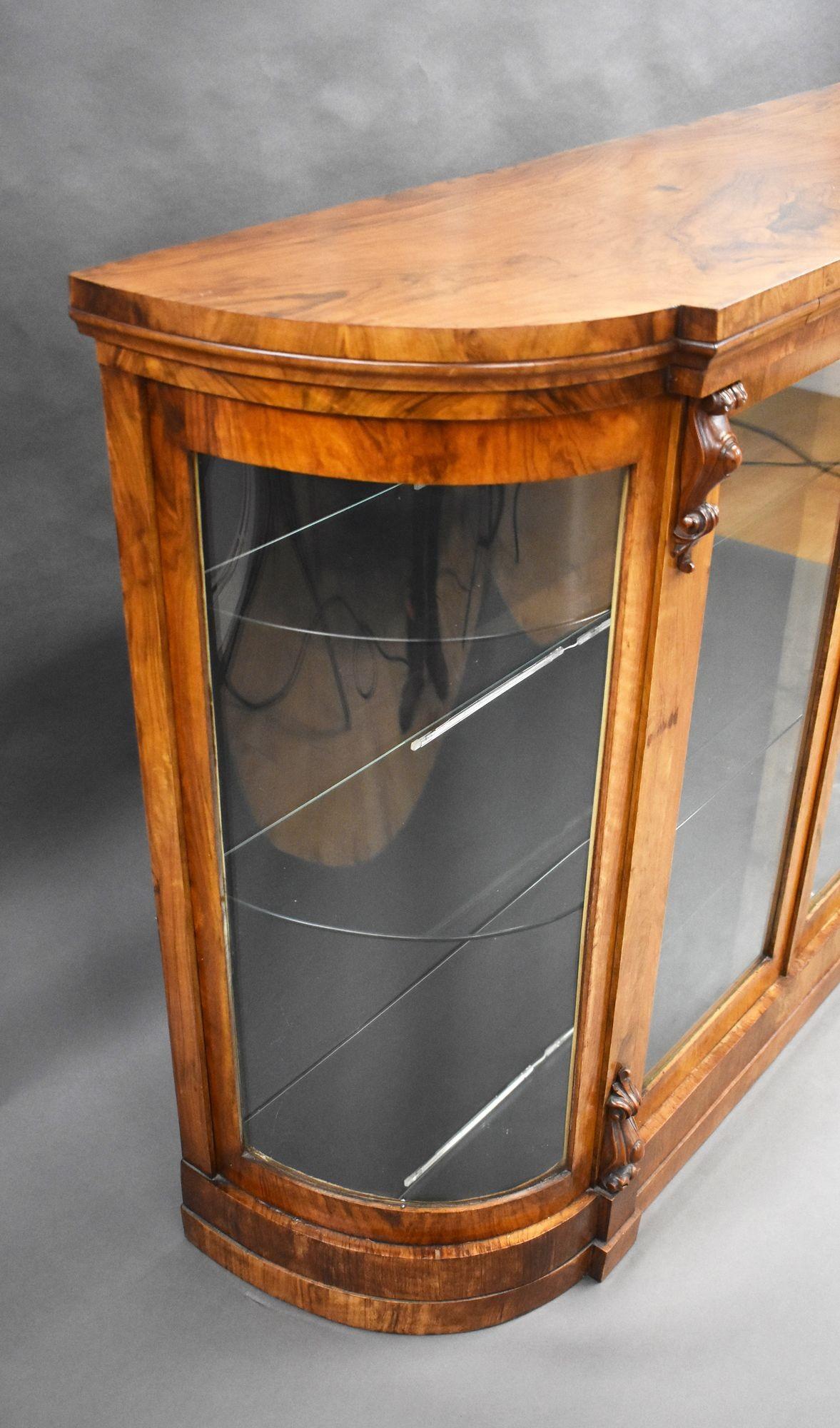 Zum Verkauf steht ein viktorianisches Kredenzmöbel aus Wurzelnussholz mit Glastüren und gewölbten Enden, das auf einem Sockel steht. Dieses Stück ist noch in sehr gutem Zustand.

Breite: 137cm Tiefe: 41cm Höhe: 103cm