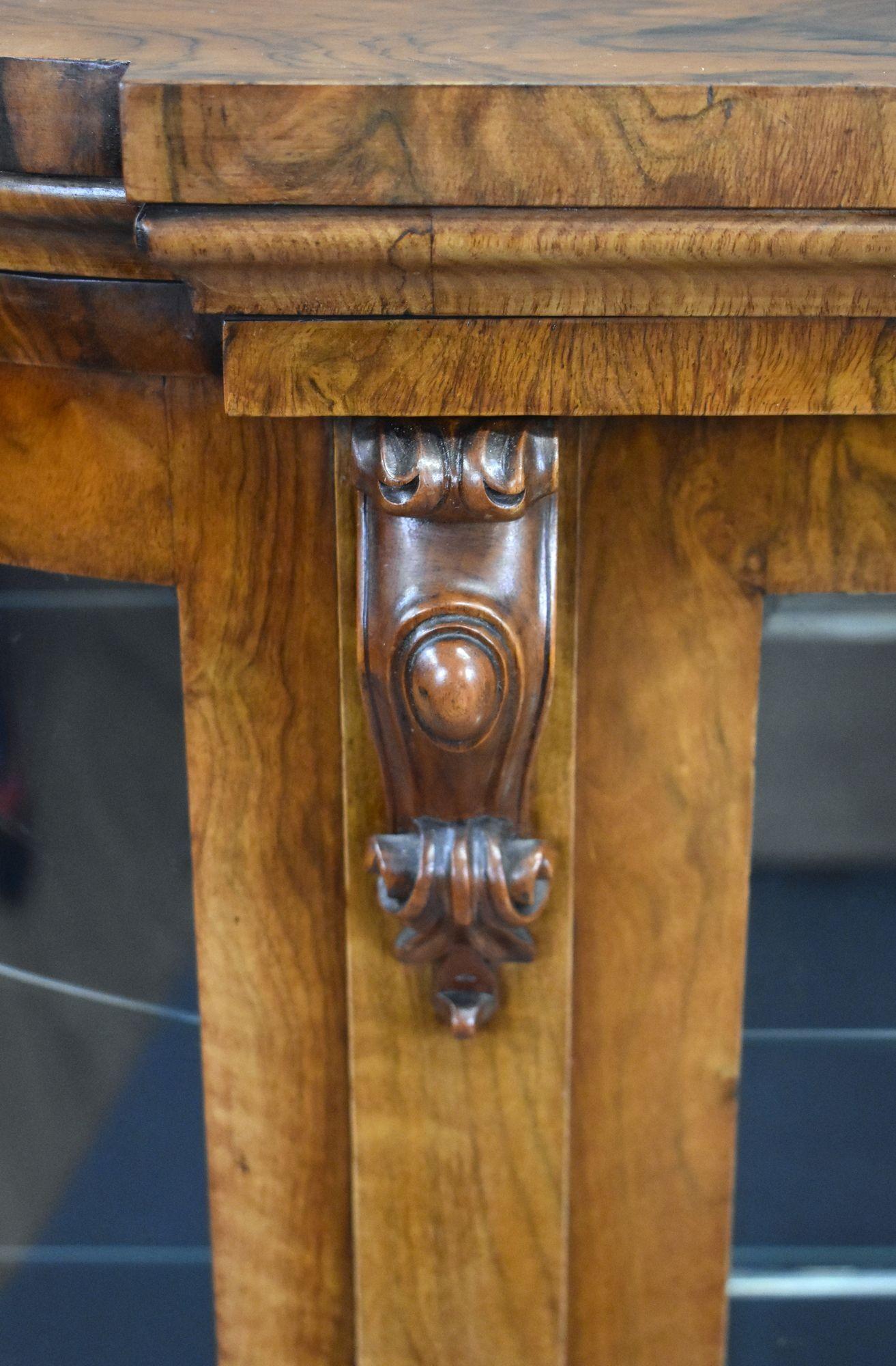 Viktorianisches Kredenzmöbel aus Wurzelnuss im Zustand „Gut“ im Angebot in Chelmsford, Essex