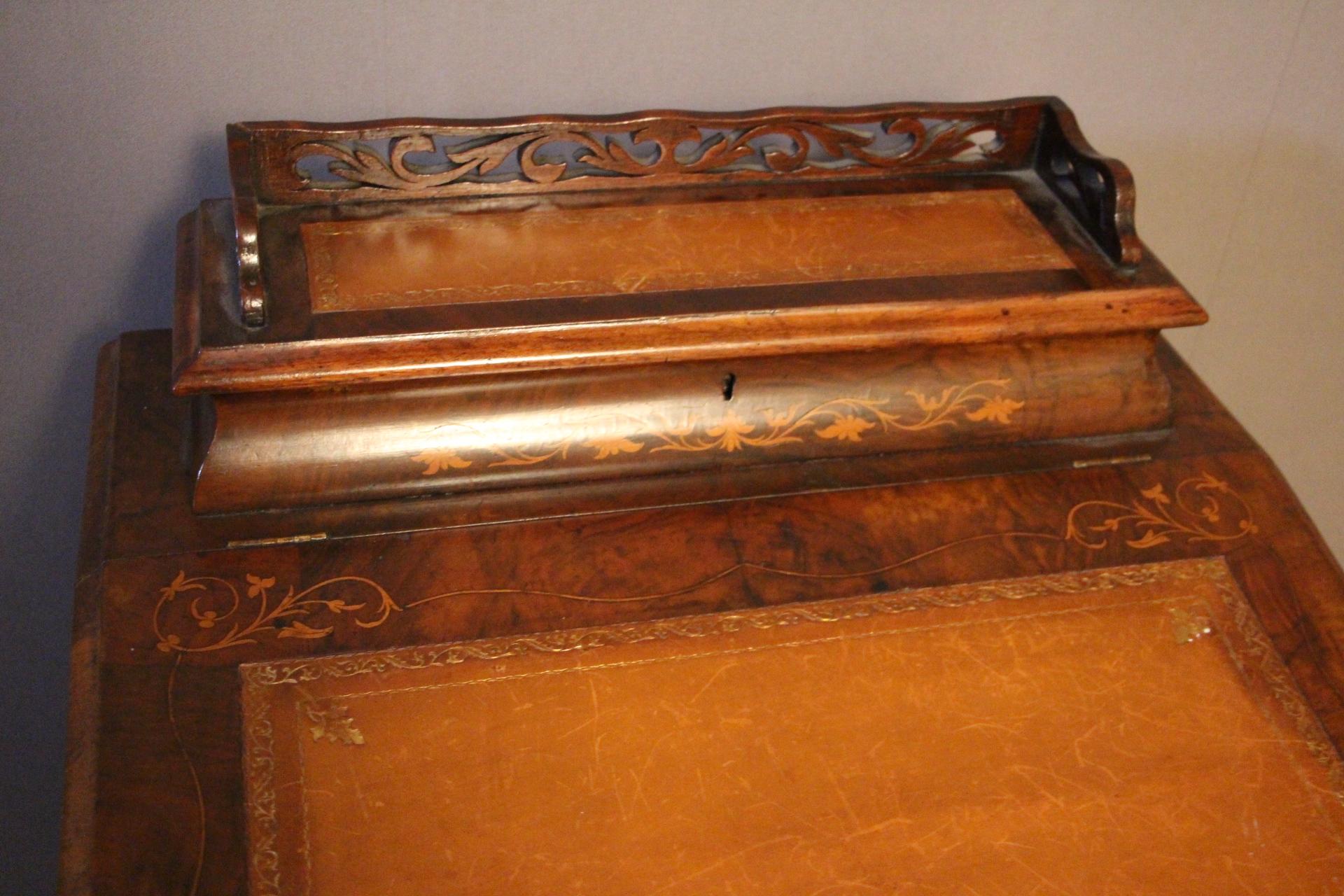 This Victorian davenport features magnificent honey color burr walnut, a matching leather top as well as a very nice job of inlay, carved cabriole legs, serpentine front shape. Its right side opens with four drawers.
Fitted inside.
Lovely color