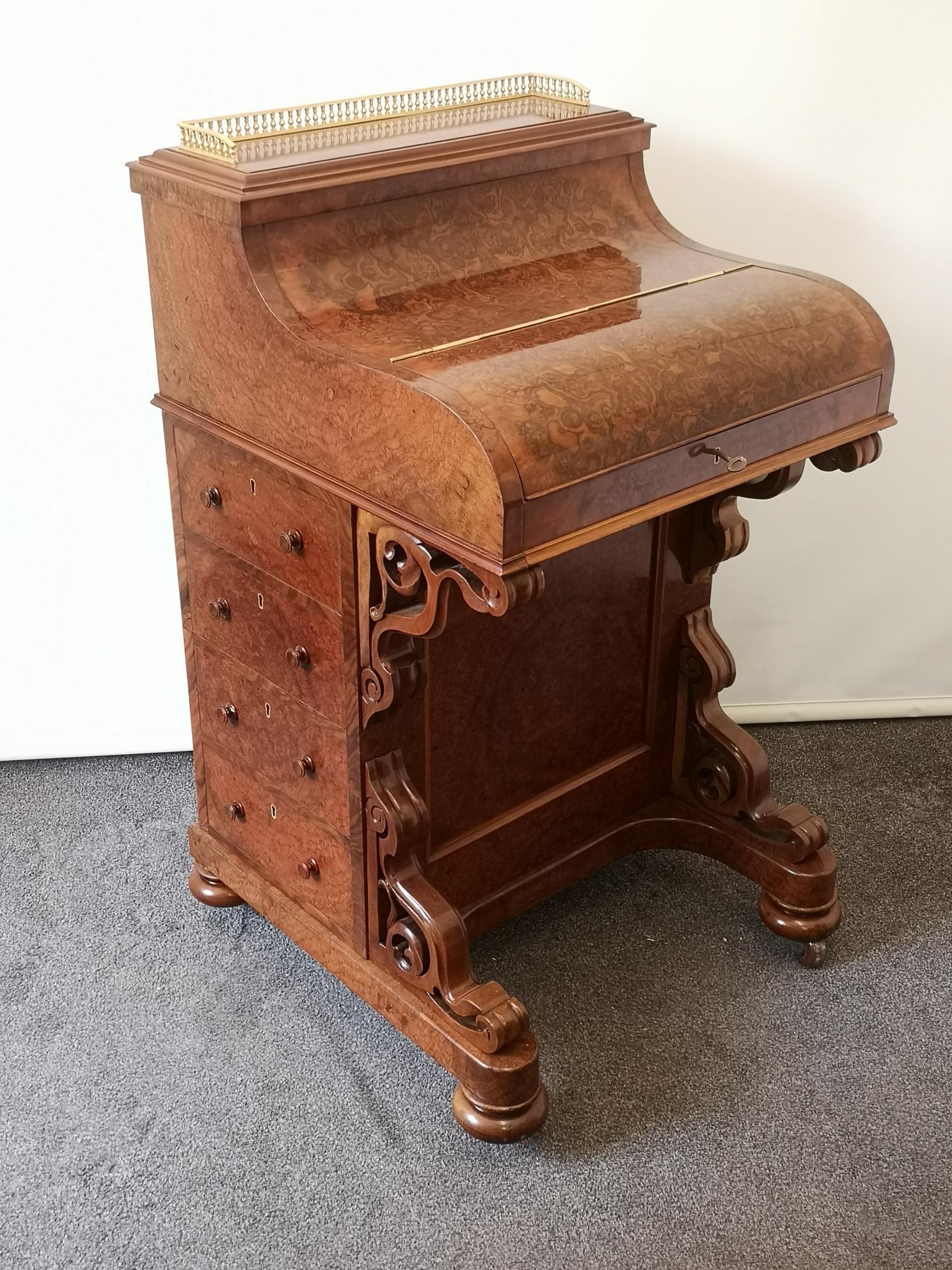 A good quality Victorian piano top davenport with well figured burr walnut. The pop up top with fretwork and a letter holders inside, topped with a brass gallery. Sliding easel backed leather writing surface, inkwells and two drawers. Four false and