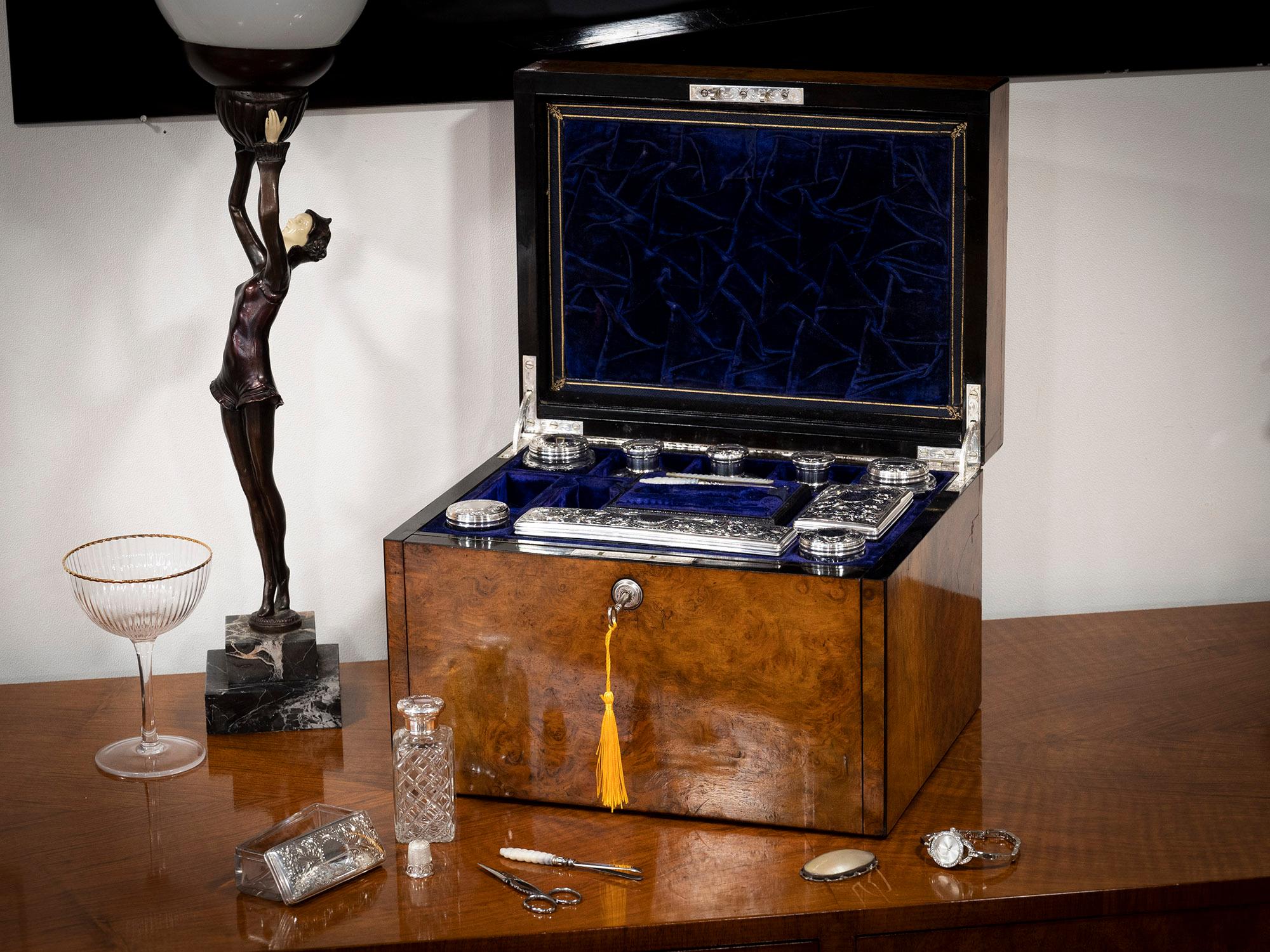 Avec de l'argent et de la nacre 

De notre collection Vanity Box, nous avons le plaisir de vous offrir ce Victorian Burr Walnut Vanity Box. Le Vanity Box de forme rectangulaire plaqué en ronce de noyer et bordé d'ébène avec une plaque initiale en
