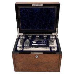 Caja de tocador victoriana de nogal con rebabas