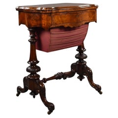 Table de jeux et de travail victorienne en ronce de noyer