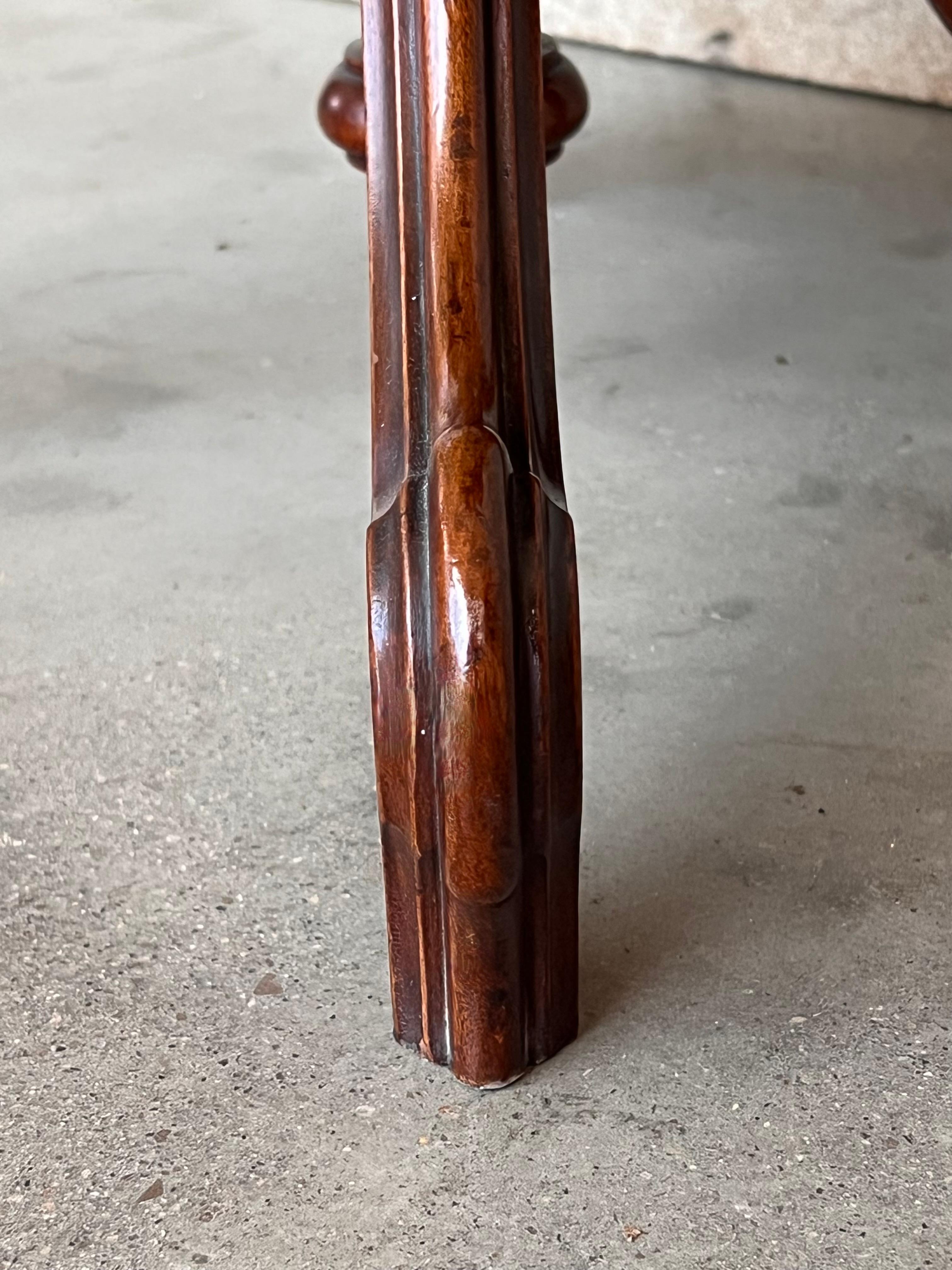 Table basse ovale victorienne en ronce de noyer incrustée en vente 1