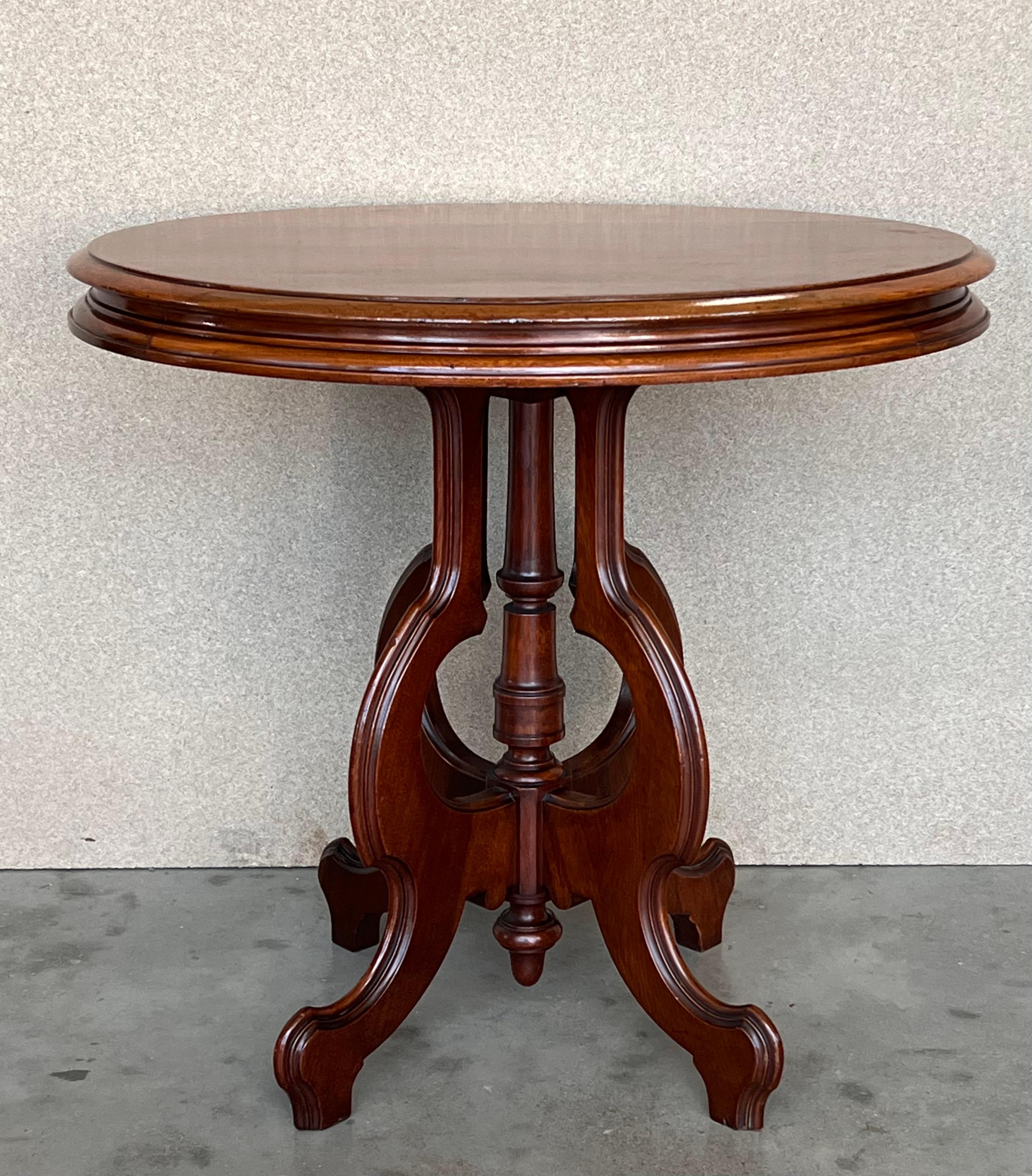 Il s'agit d'une table basse ovale de bonne qualité en ronce de noyer de l'époque victorienne, avec un plateau nivelé, sur une base en forme de cage à oiseaux, reposant sur d'élégants pieds centraux courbés sur un piédestal. La table est en très bon