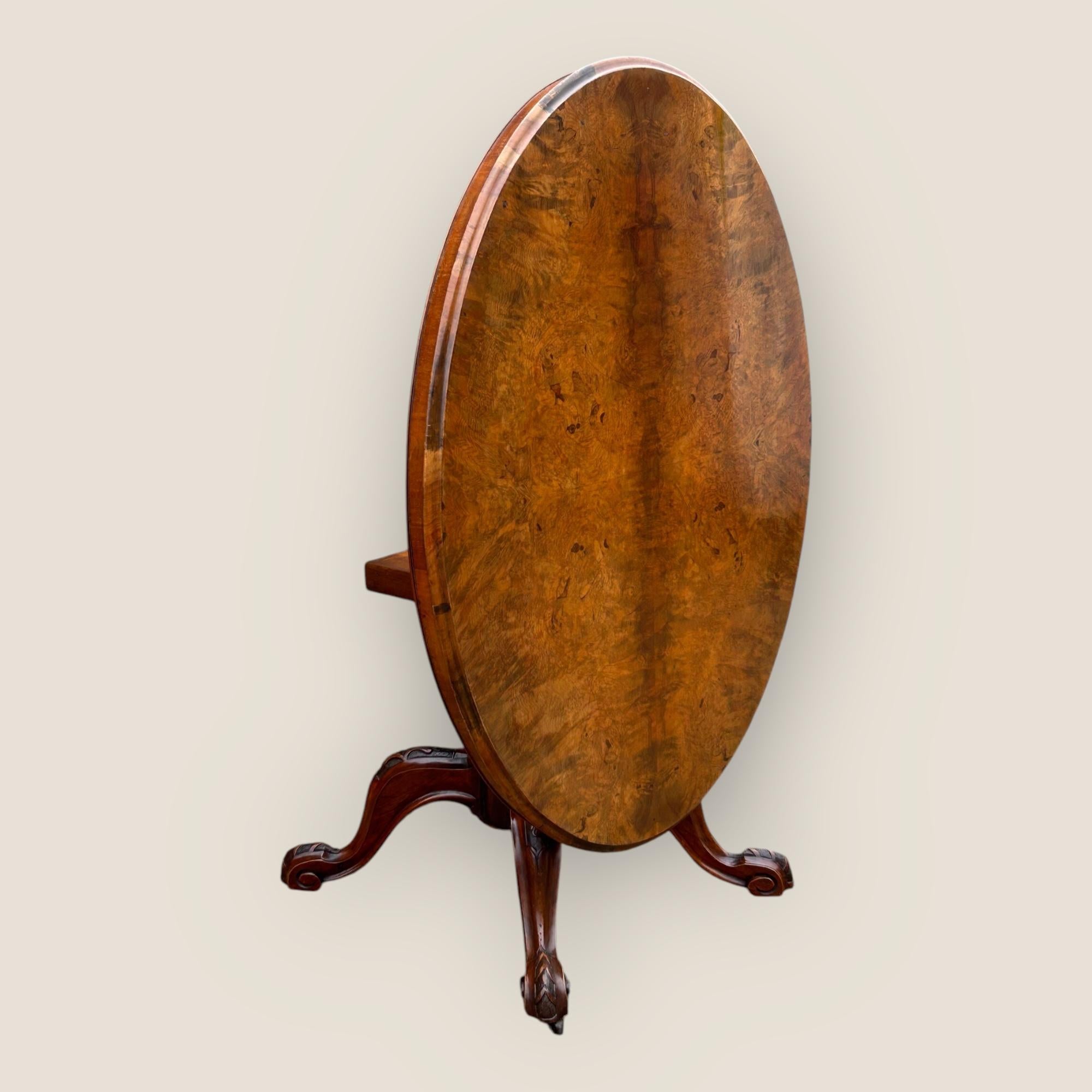 Victorian Burr Walnut Loo Table In Good Condition For Sale In King's Lynn, GB