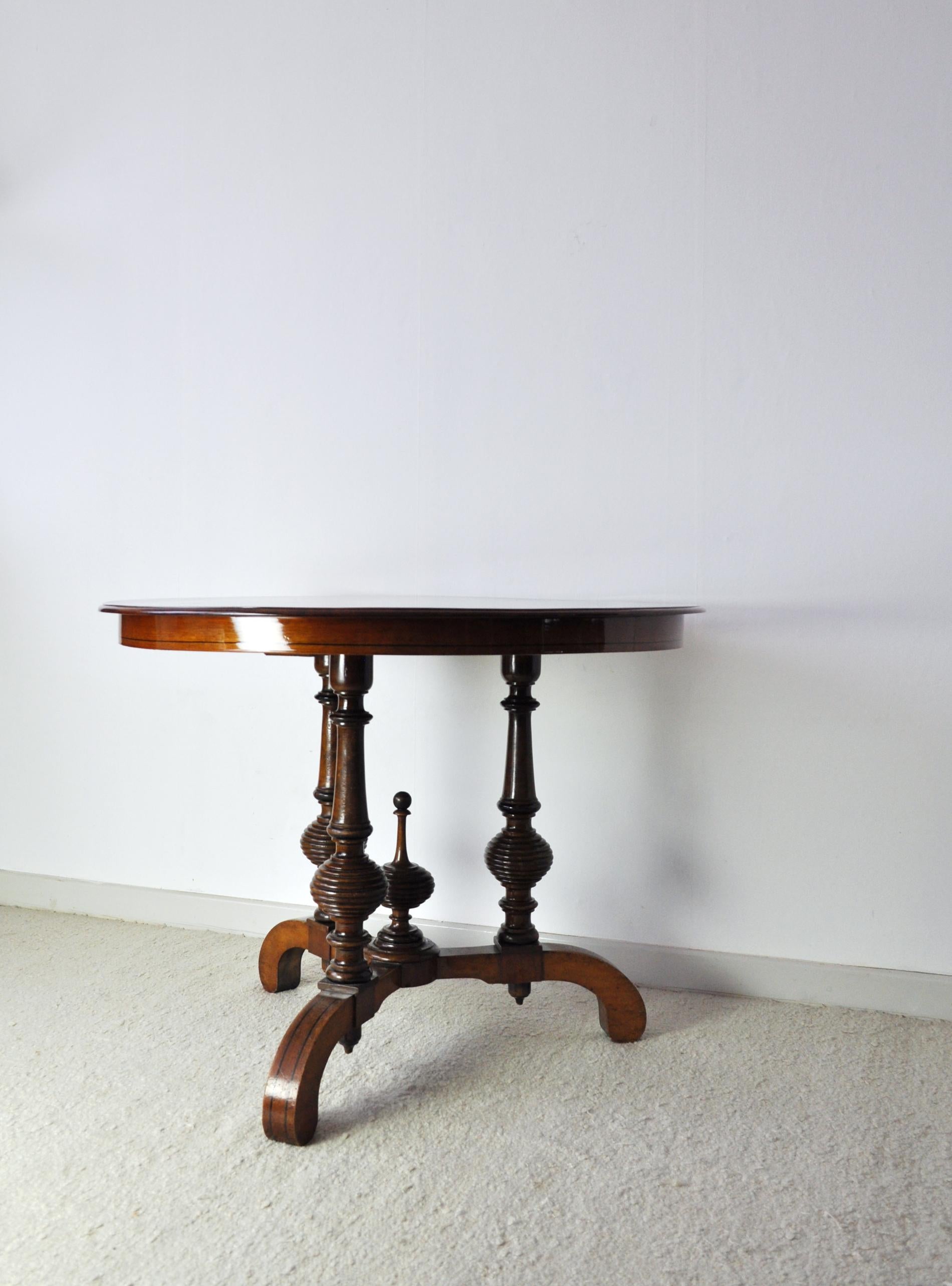 Victorian Burr Walnut, Mahogany and Ebony Circular Centre Table In Good Condition For Sale In Vordingborg, DK