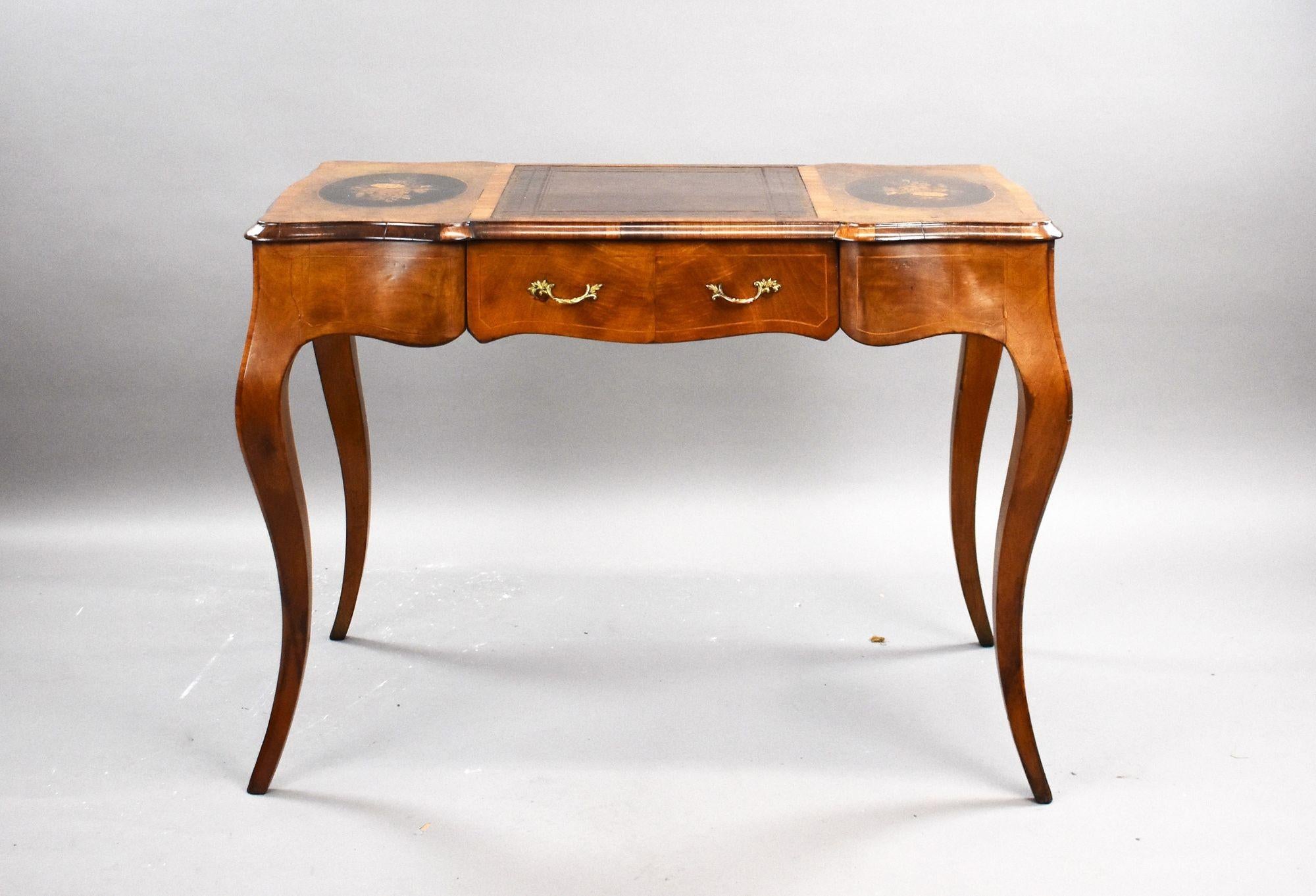 Elegante tavolo da scrittura intarsiato in legno di noce
Codice articolo: S27-1077
Un tavolo da scrittura in noce dalle proporzioni meravigliose, caratterizzato da raffinate linee serpentine, squisiti intarsi e una superficie di scrittura in pelle