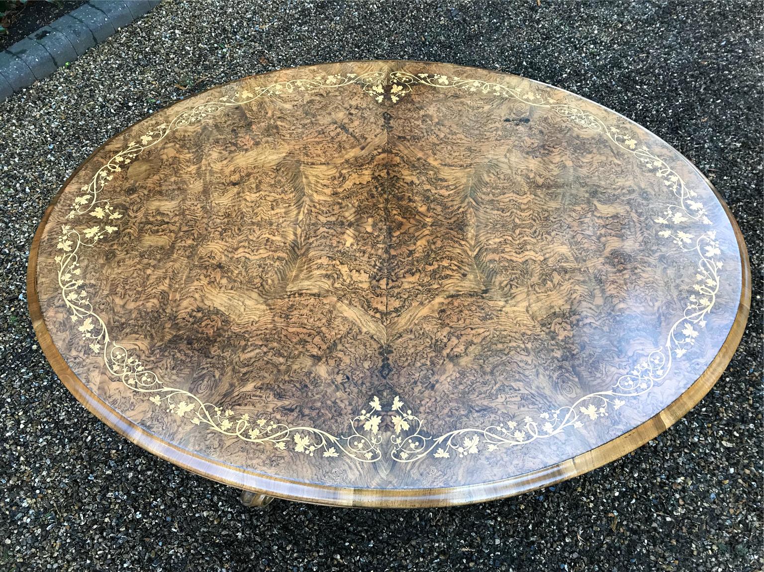 Victorian Burr Walnut Oval Tilt-Top Breakfast Table (Handgefertigt)