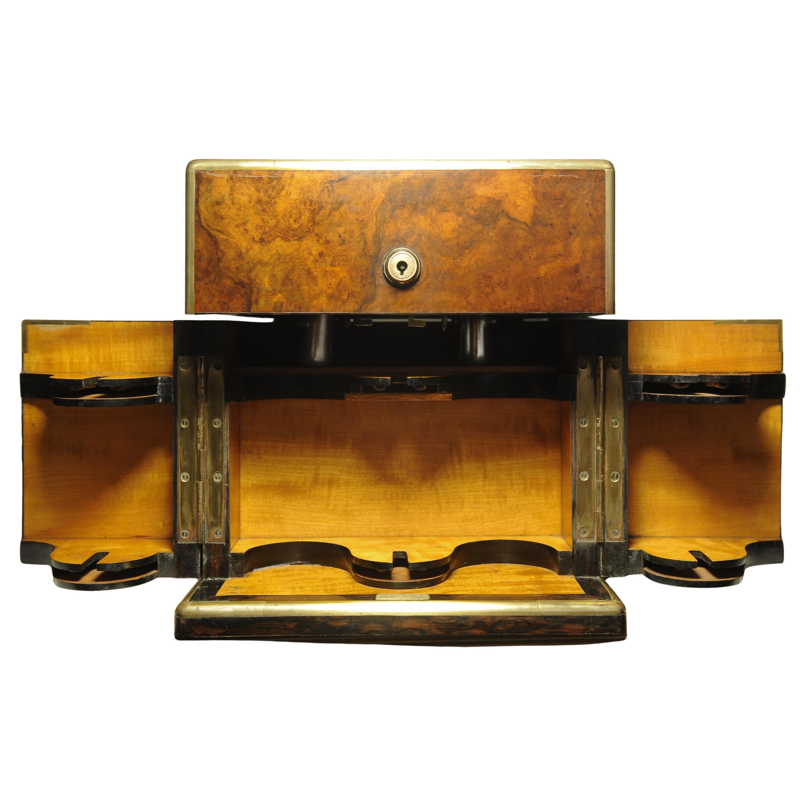 Ottone Tantalus Chapman's vittoriano a due ante in radica di noce, legno satinato e rilegato in ottone in vendita