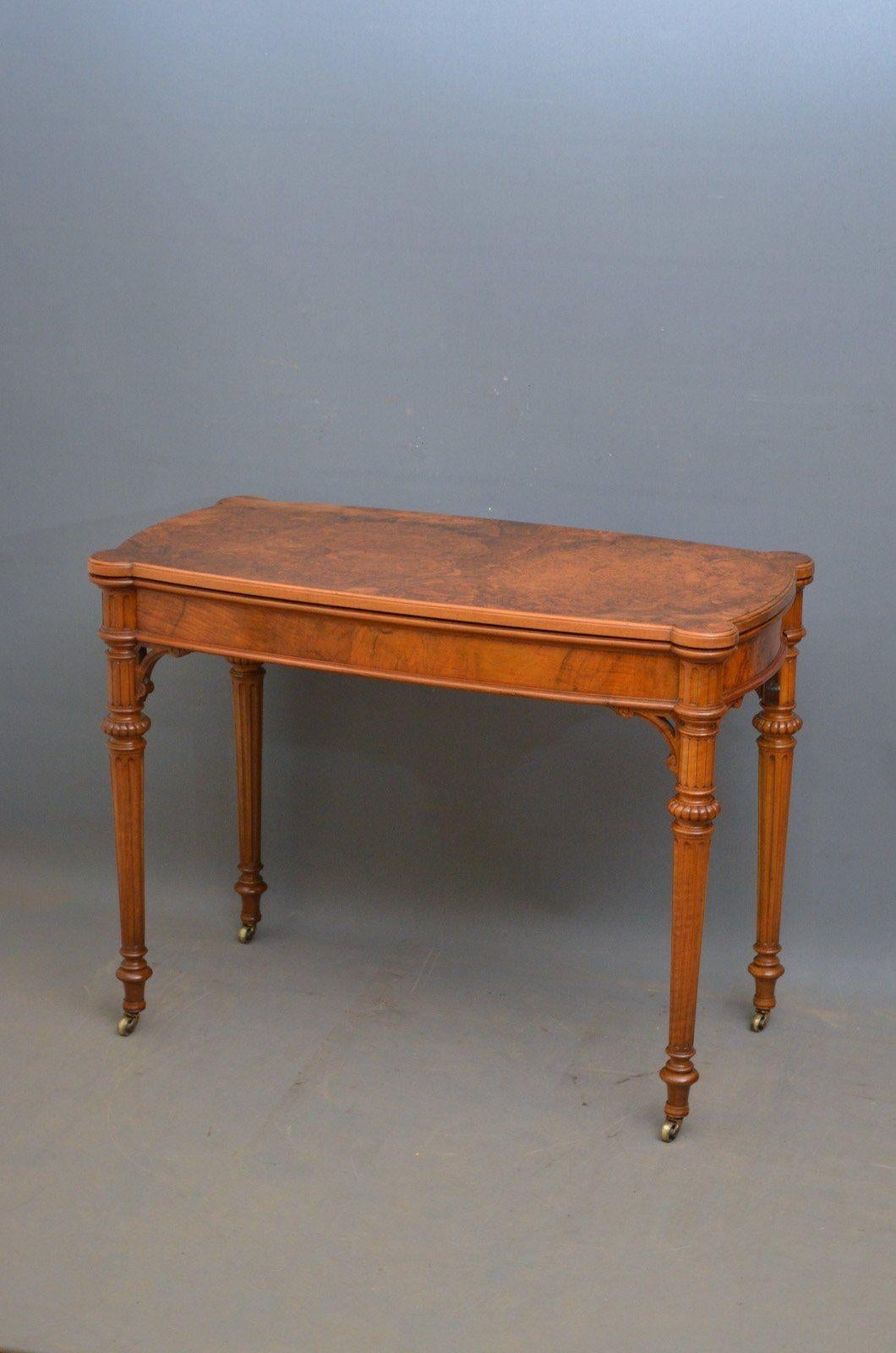 Sn4220 Victorian walnut card table, having stunning fold over top with baize games surface, standing on turned, fluted and carved tapered legs terminating in original brass castors. c1870
H29.5
