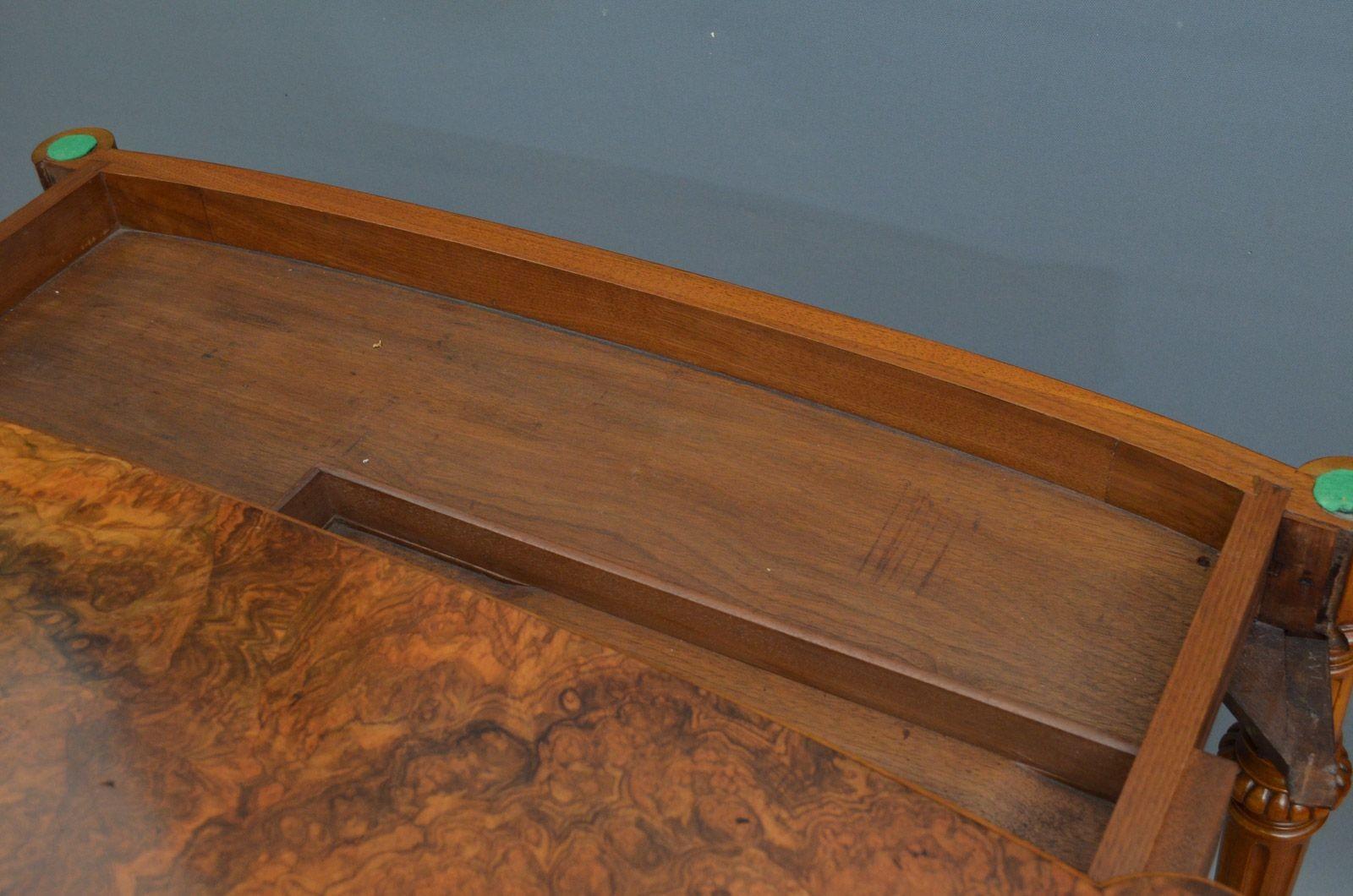 Fin du XIXe siècle Table victorienne en ronce de noyer en vente
