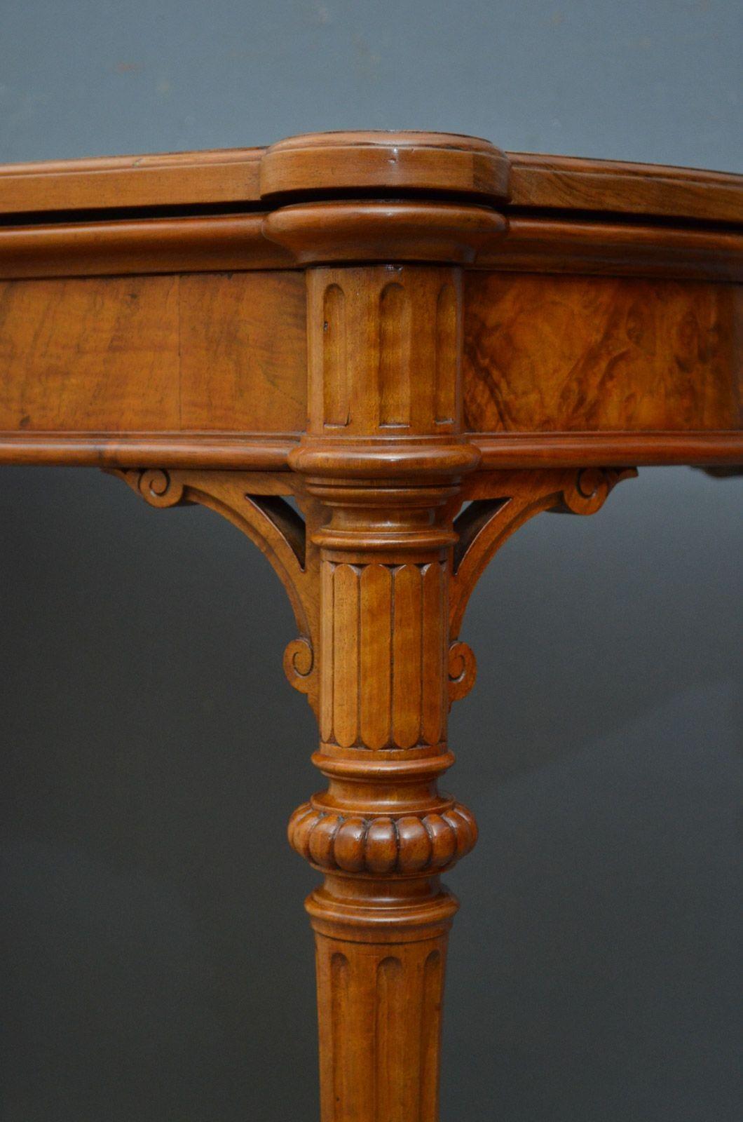Noyer Table victorienne en ronce de noyer en vente